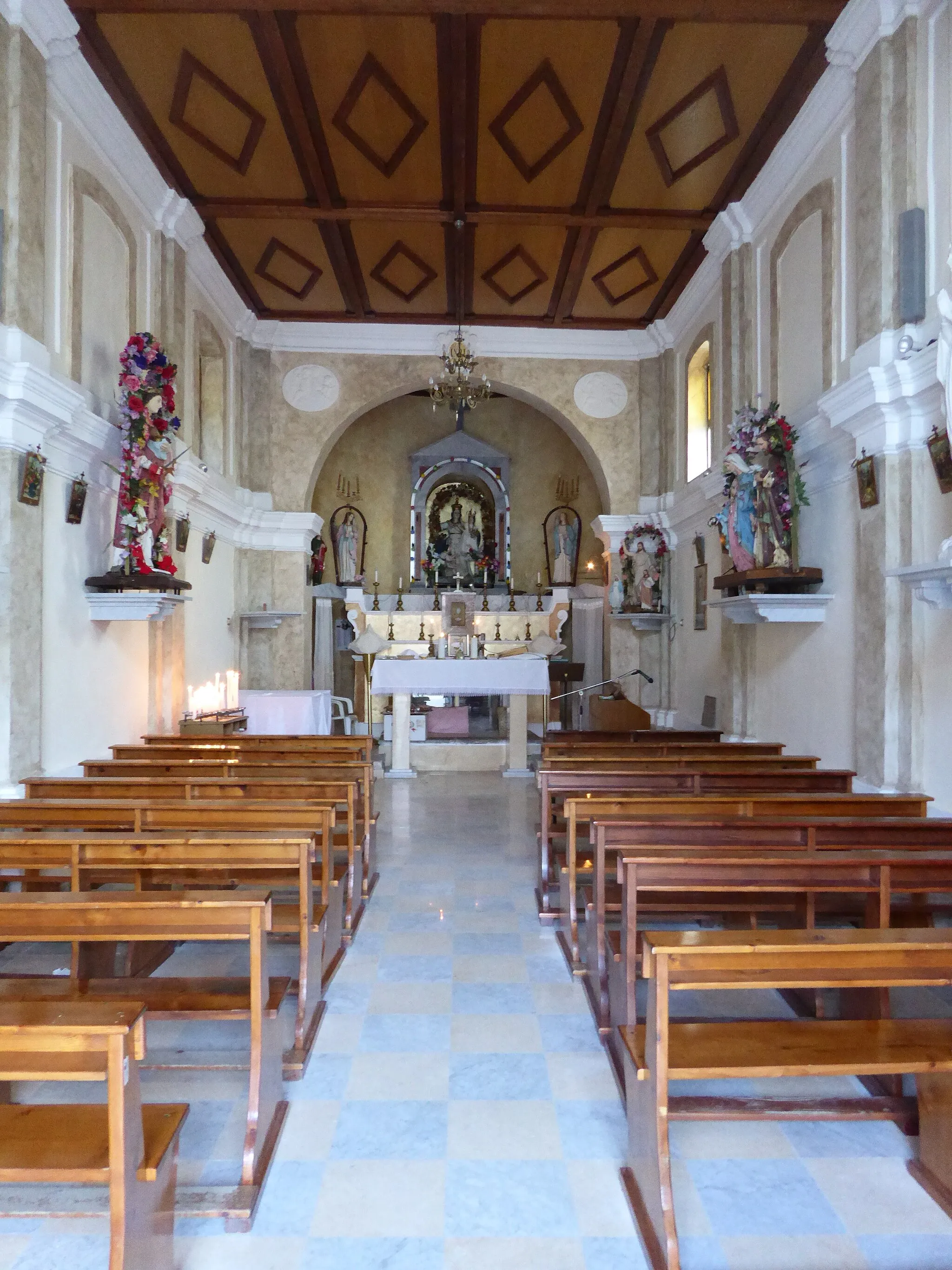 Photo showing: Interno della chiesa di Ragonà (Frazione di Nardodipace)
