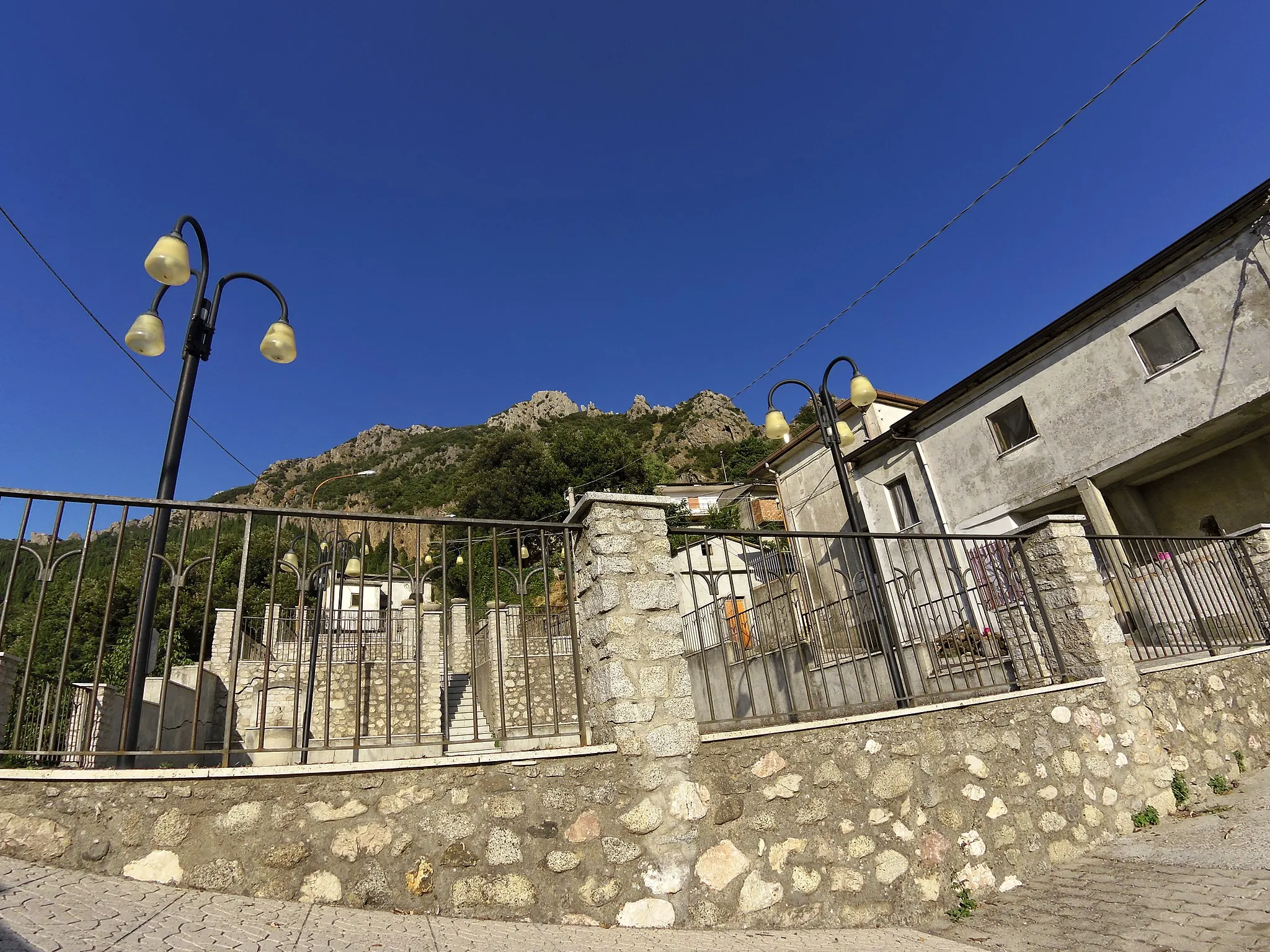 Photo showing: Monte Mammicomito visto da Pietra frazione di Placanica (10 agosto 2017)