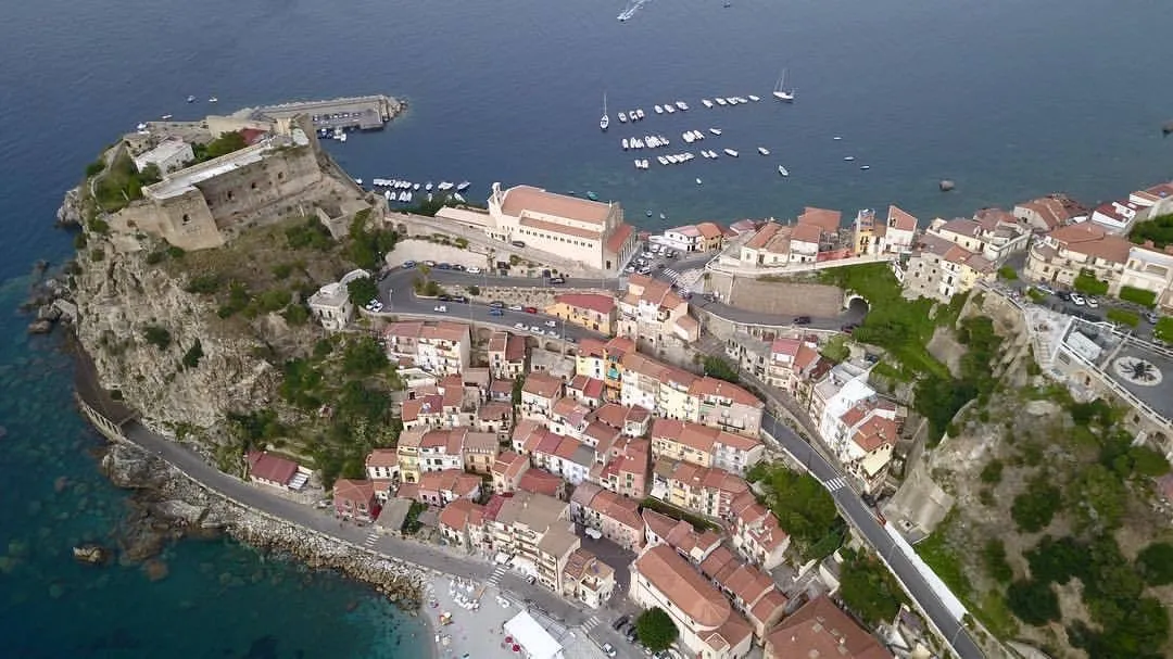 Photo showing: Drone aerial view of the castello Ruffo di Scilla