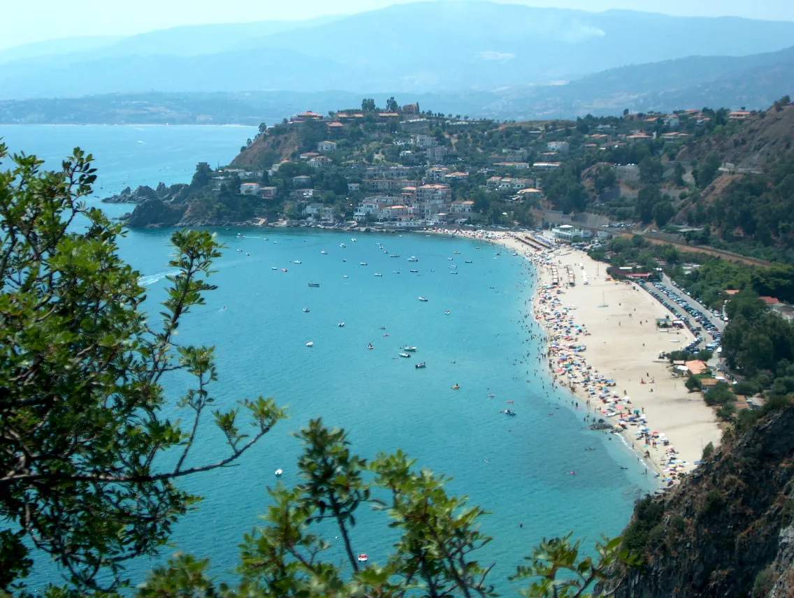 Photo showing: Caminia splendida località in provincia di Catanzaro. Mare azzurro. Acqua trasparente. La foto risale ad Agosto 2003.