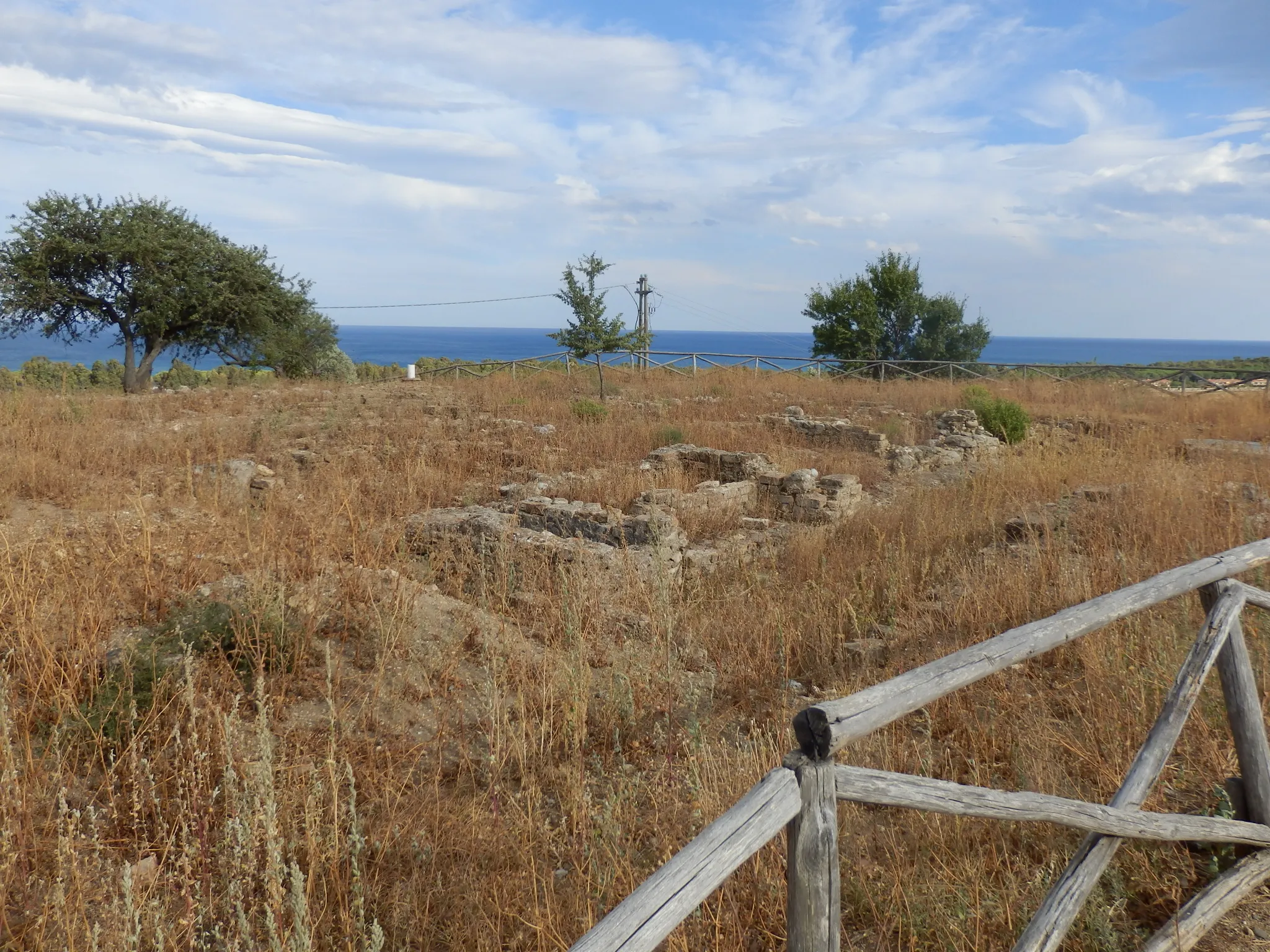 Photo showing: Vue de la nécropole byzantine de Scolacium.