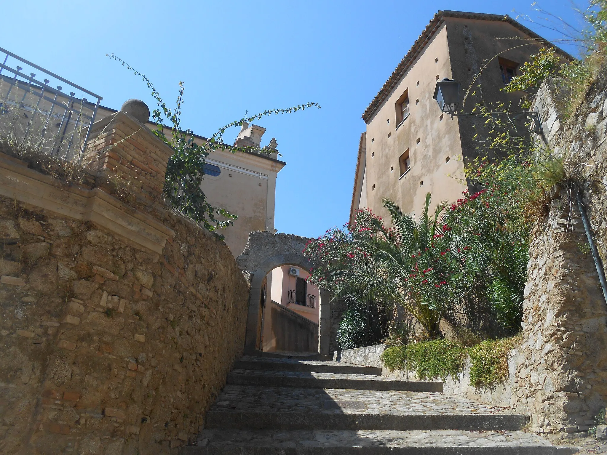 Photo showing: Sant'Andrea Apostolo dello Ionio, chiesa di Sant'Andrea Apostolo, accesso tramite quello che si mane di una delle porte della città