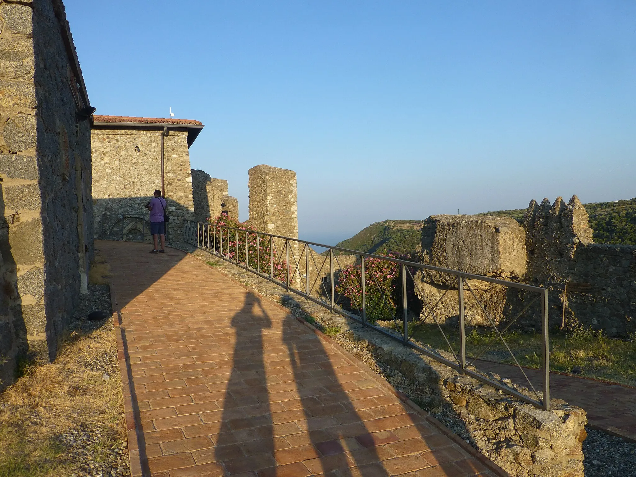 Photo showing: Dentro il castello di Squillace