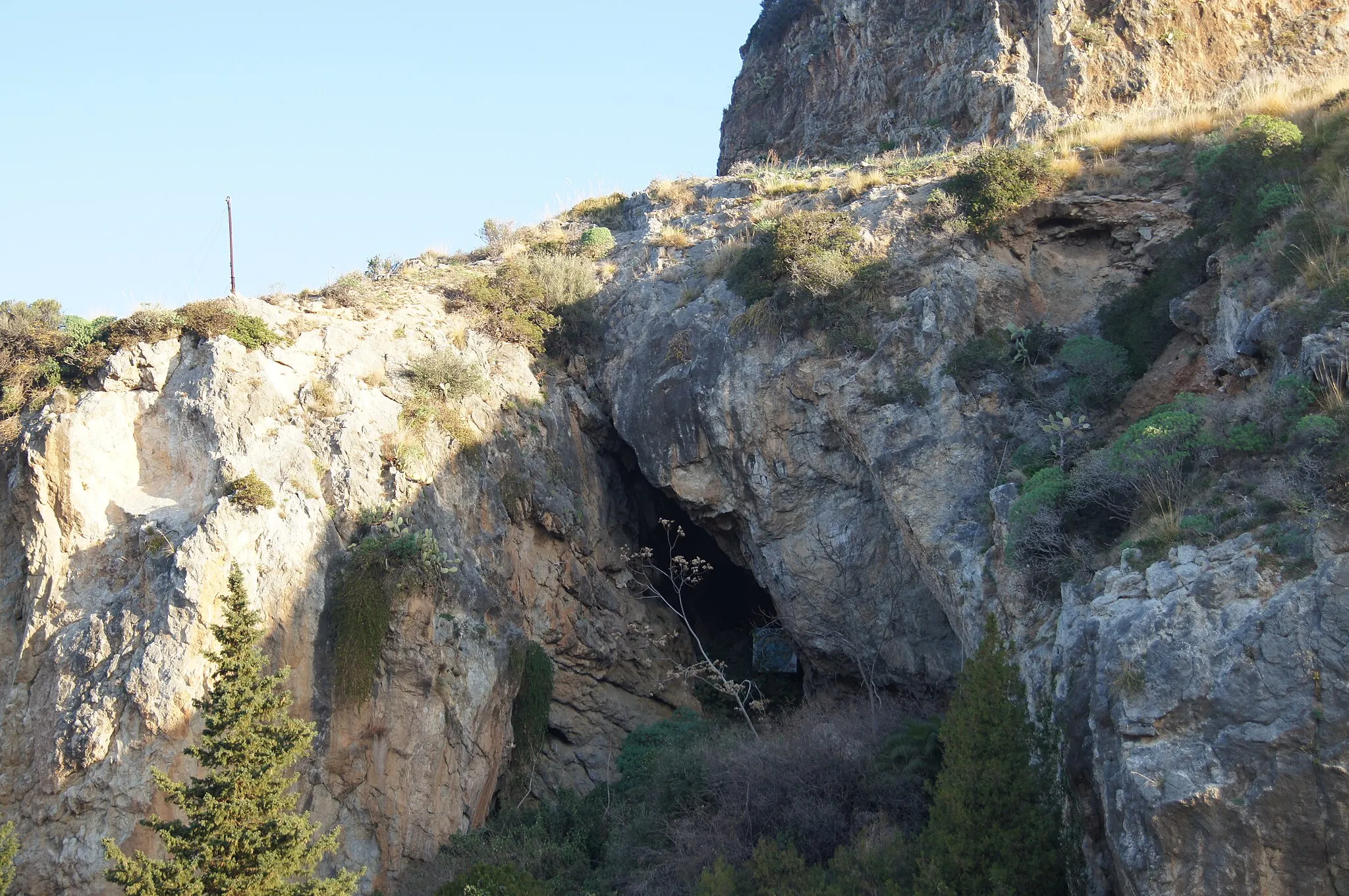 Photo showing: particolare da Grotta du Pecuraru a Coreca