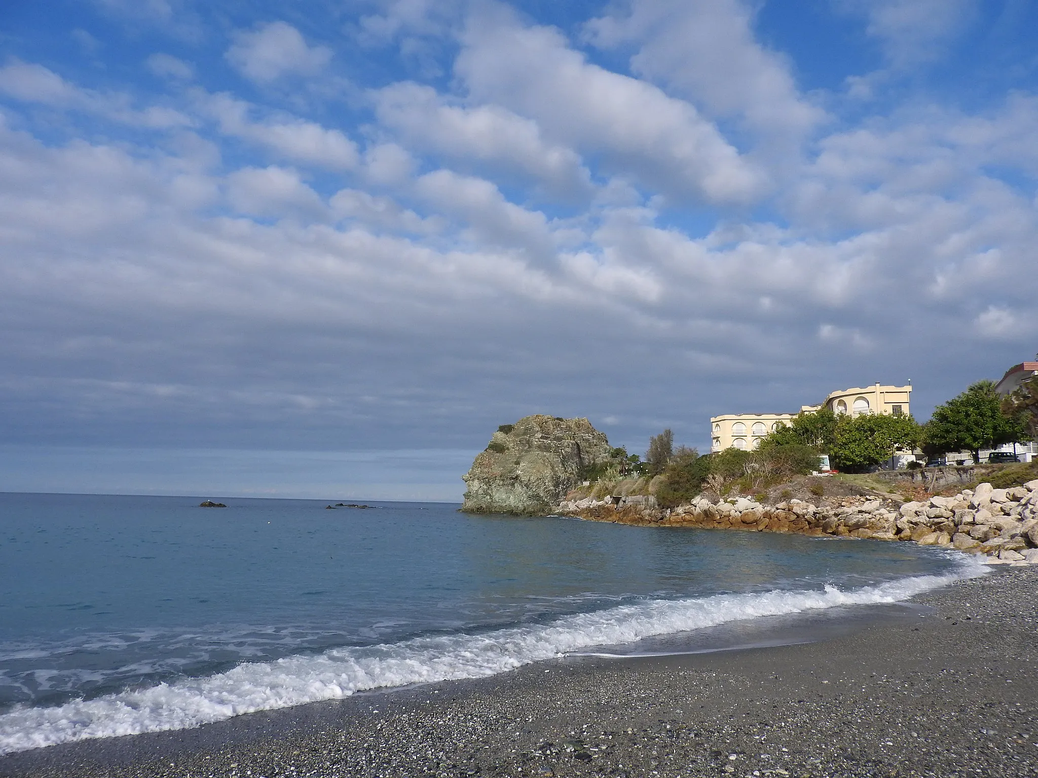 Photo showing: la spiaggia di Coreca nei pressi della Scogliera