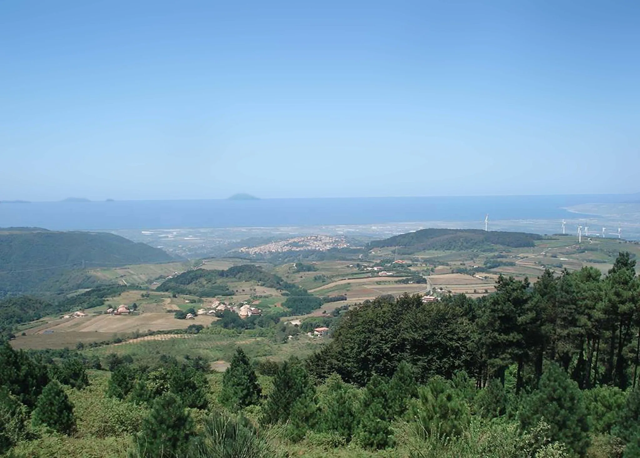 Photo showing: Panorama visto da Monte Contessa del territorio di Curinga con le Isole Eolie sullo sfondo