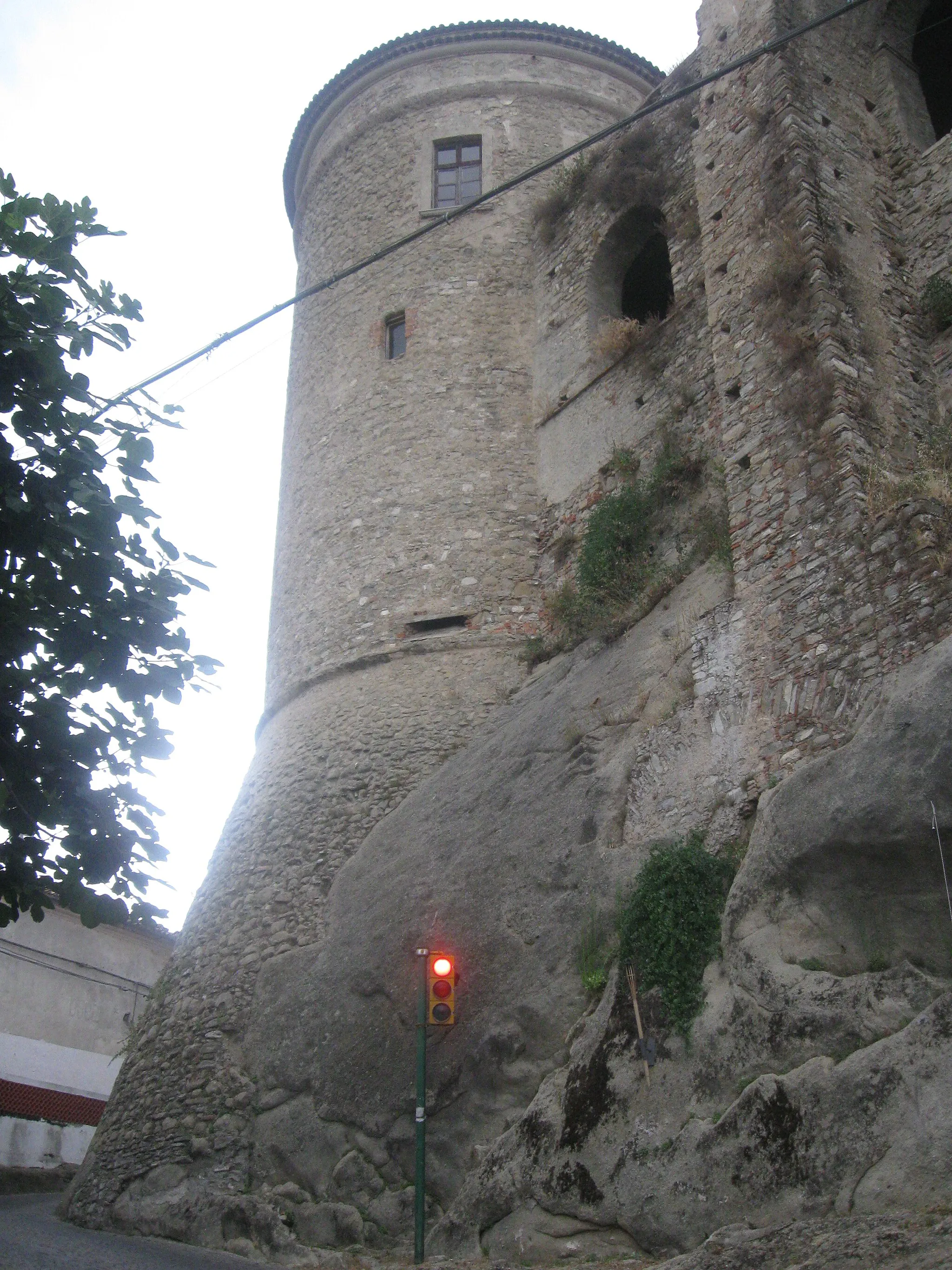Photo showing: Un torrione del Castello di Oriolo