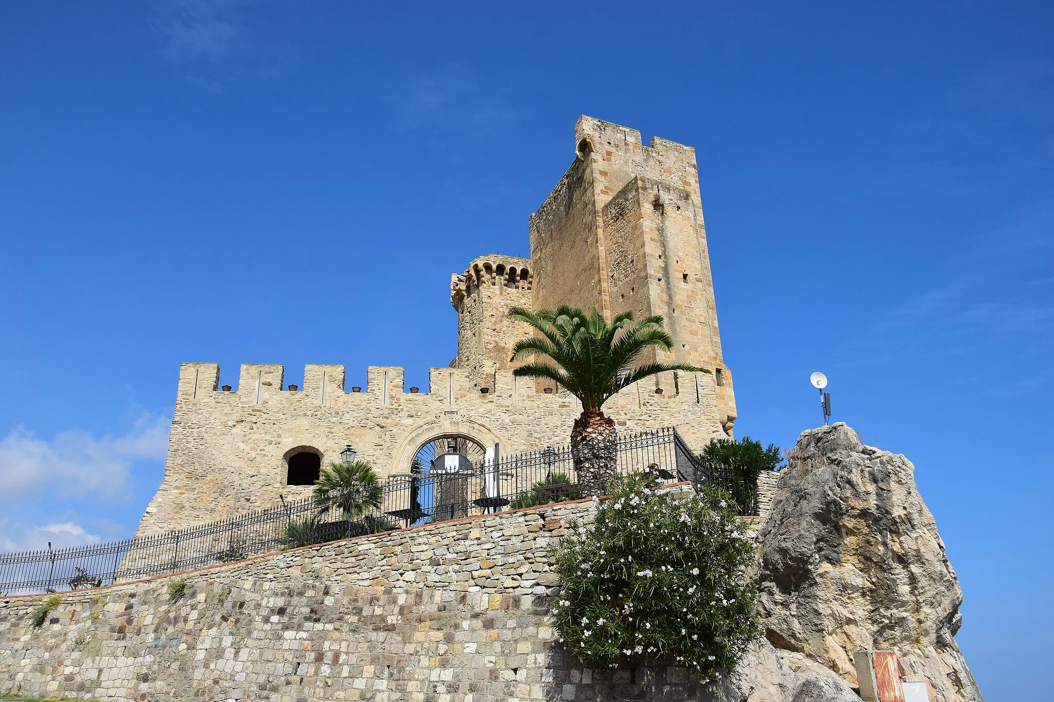 Photo showing: Il Castello di Roseto Capo Spulico (Castrum Petrae Roseti)