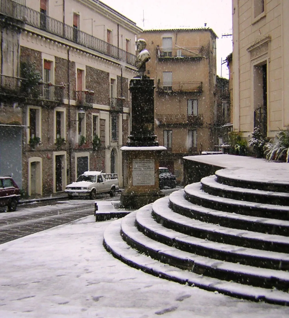 Photo showing: Lamezia Terme: Corso Vittorio Emanuele e Monumento a G. Nicotera durante la nevicata dell'8 marzo 2005. Autore: Francesco Cataudo