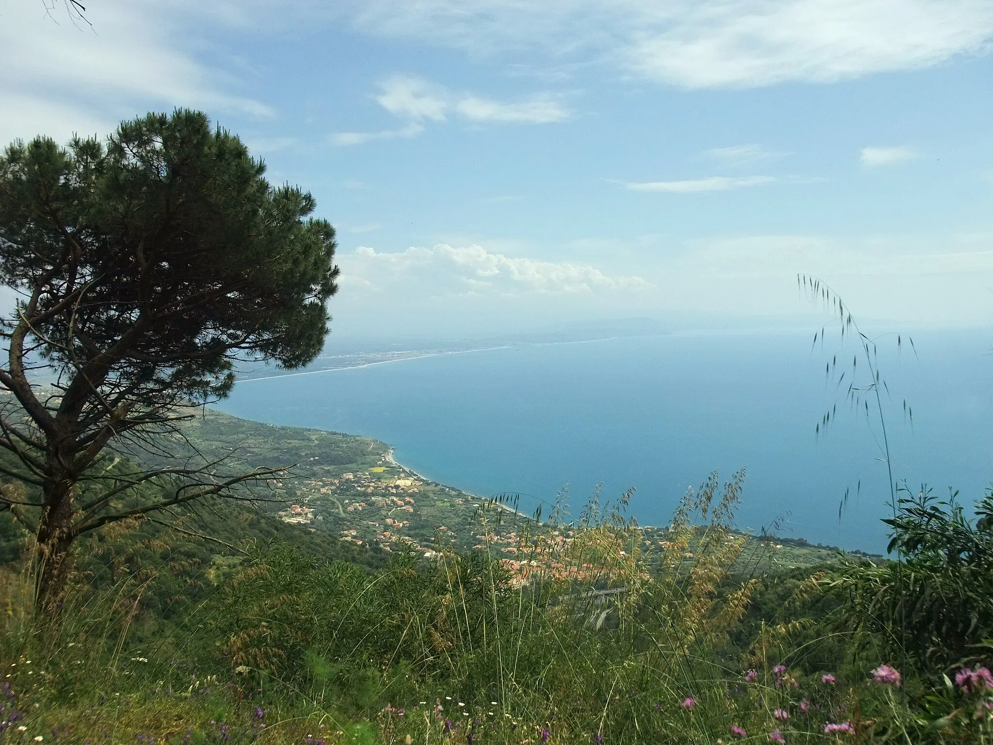 Photo showing: Calabria is the southernmost region of the Italian peninsula. View from Monte Poro (705 m) to Joppolo.
