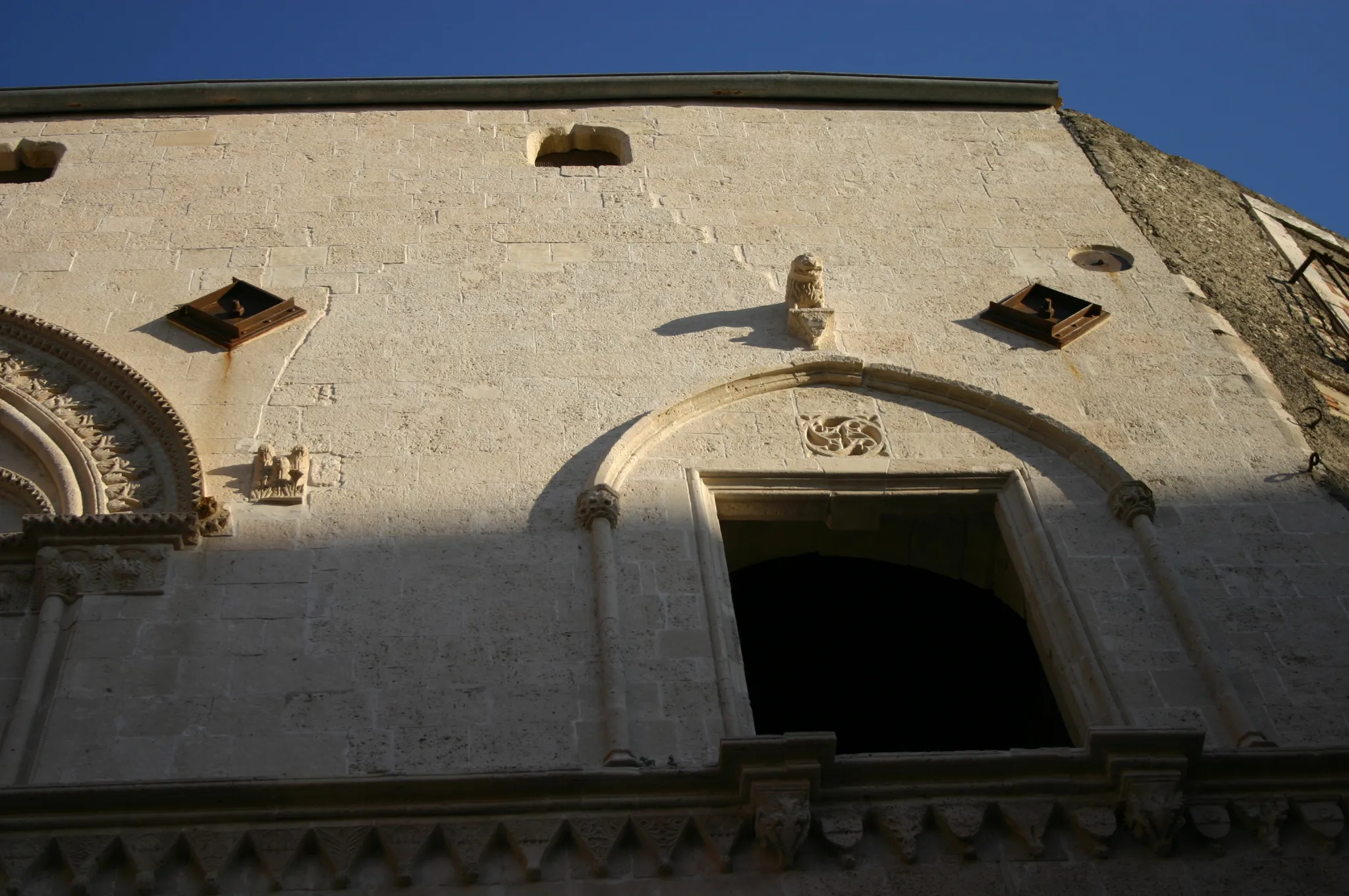 Photo showing: A detail from Palazzo Mergulese-Montalto in Syracuse, Italy, built in 1397 for nobleman Macciotta Mergulese. Picture by Giovanni Dall'Orto, May 22 2008.