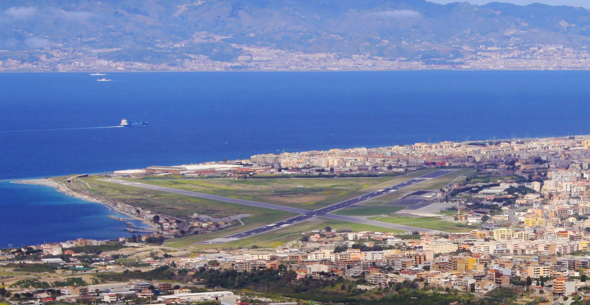 Photo showing: Veduta dell'aeroporto "Tito Minniti" di Reggio Calabria.