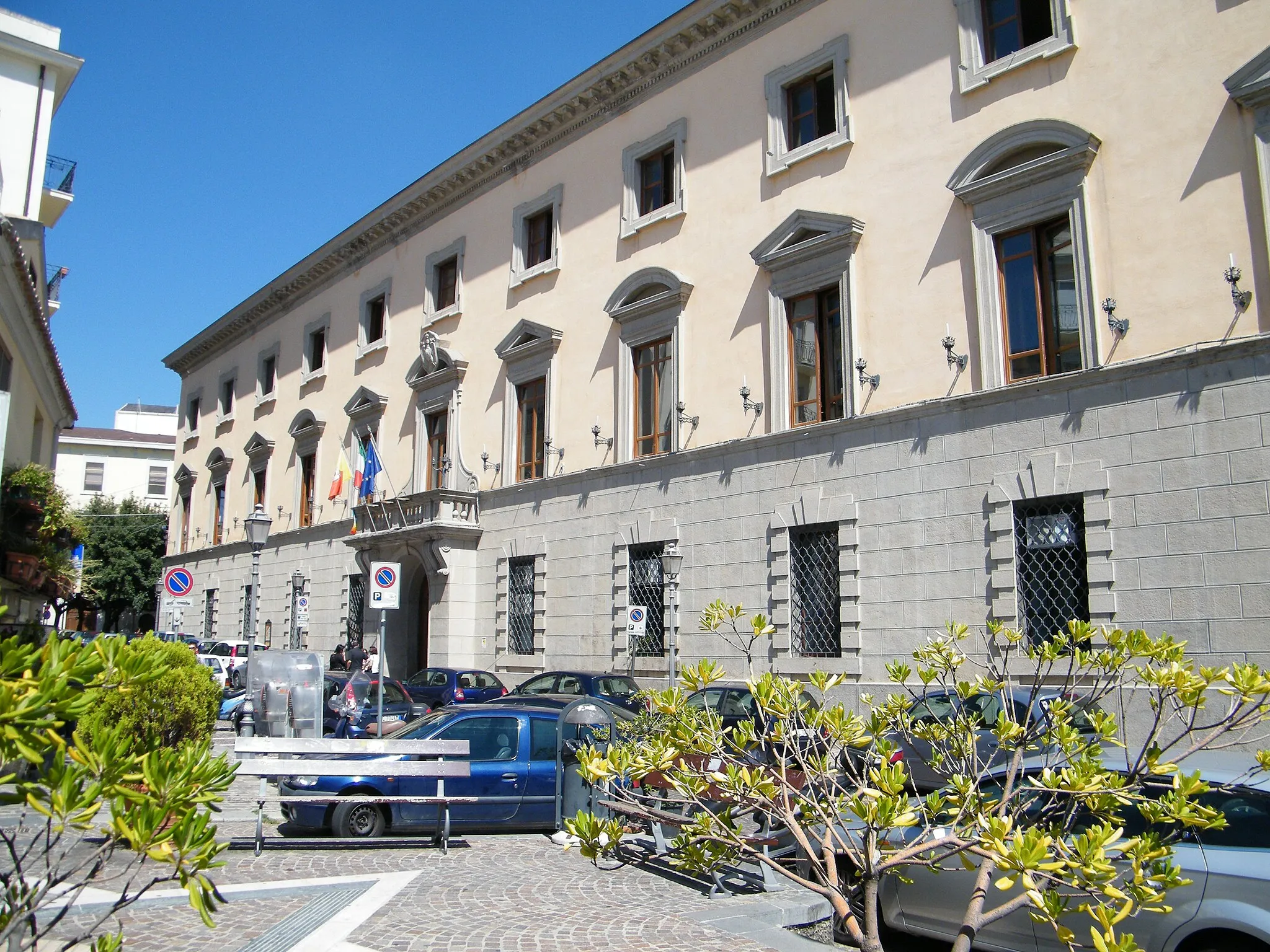 Photo showing: Palazza De Nobili, sede dell'amministrazione comunale. Vista da sinistra.
