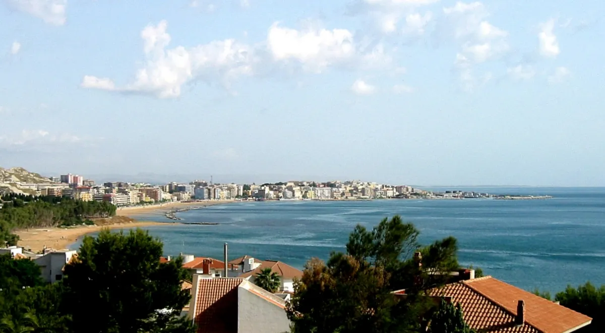 Photo showing: Crotone seaward side seen from south-west. Crotone is the capital of the province with the same name in Calabria in Italy.