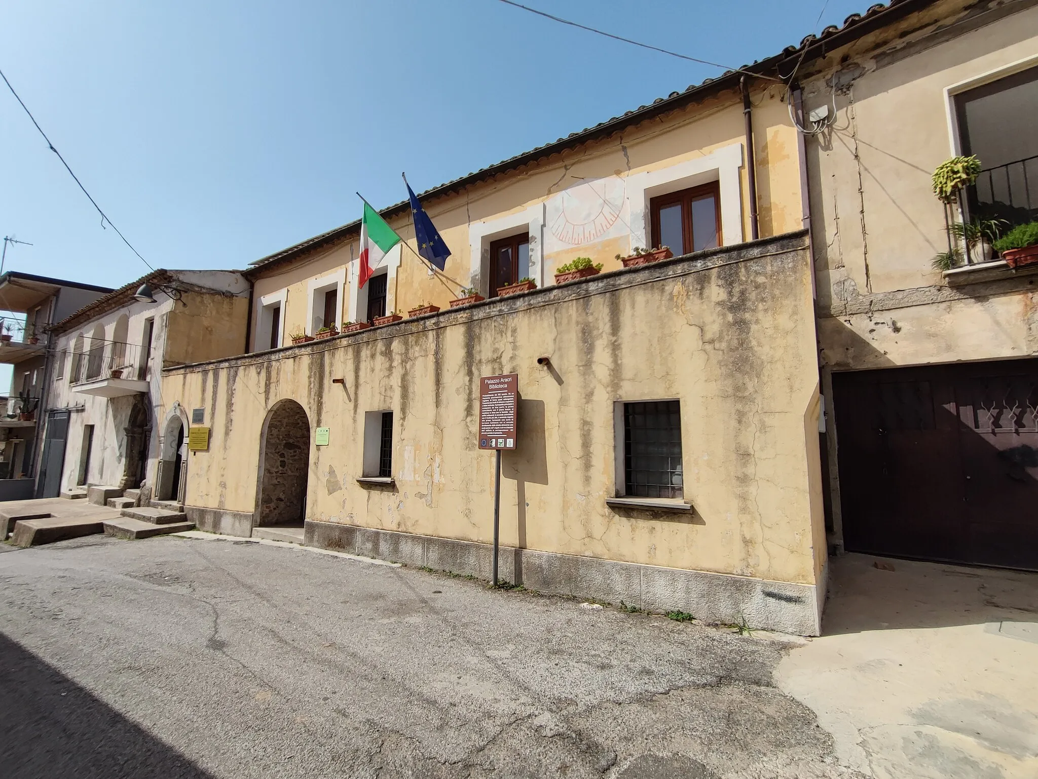 Photo showing: Palazzo Aracri Biblioteca di Stalettí con museo archeologico Vivarium della rete museale I luoghi di Cassiodoro (agosto 2022)