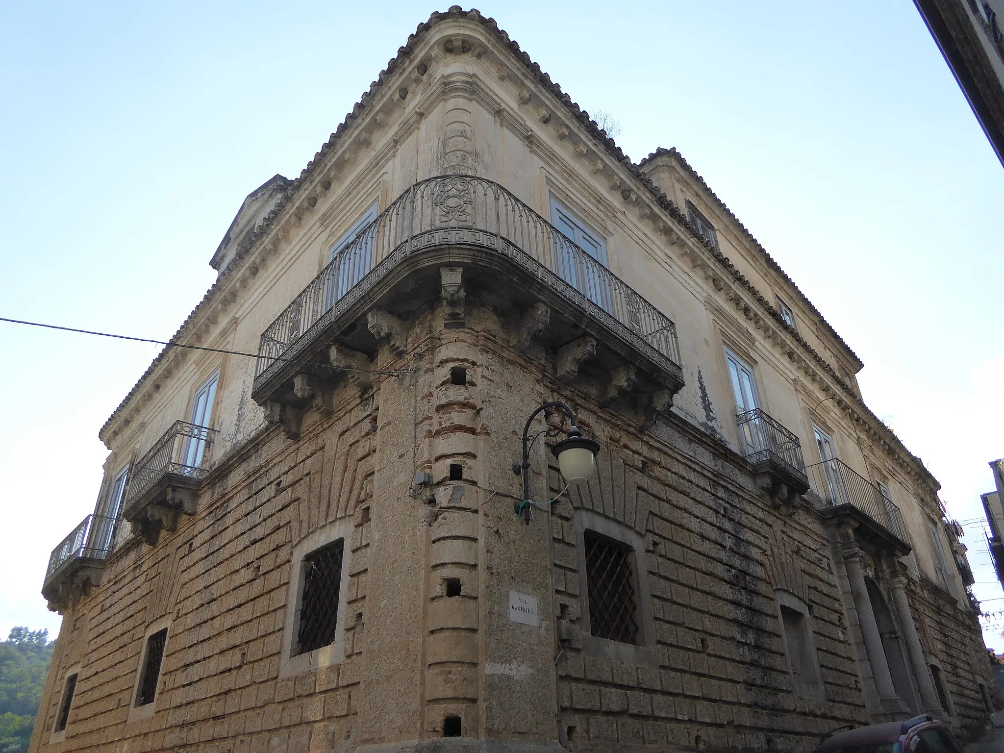 Photo showing: Palazzo Falletti di Guardavalle (agosto 2019)