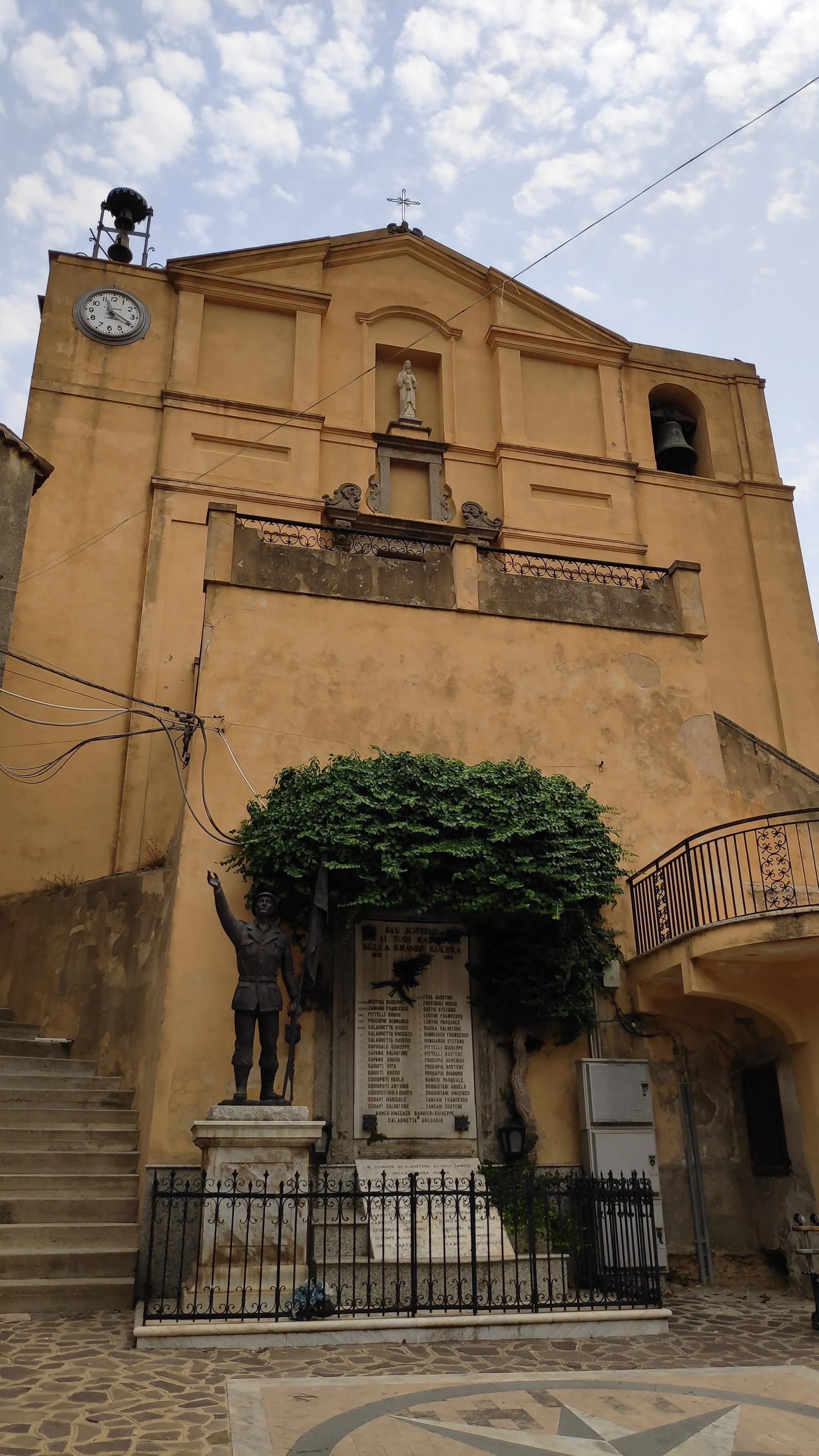 Photo showing: Chiesa di Santa Maria del Monte con monumento ai caduti (11 agosto 2021 )