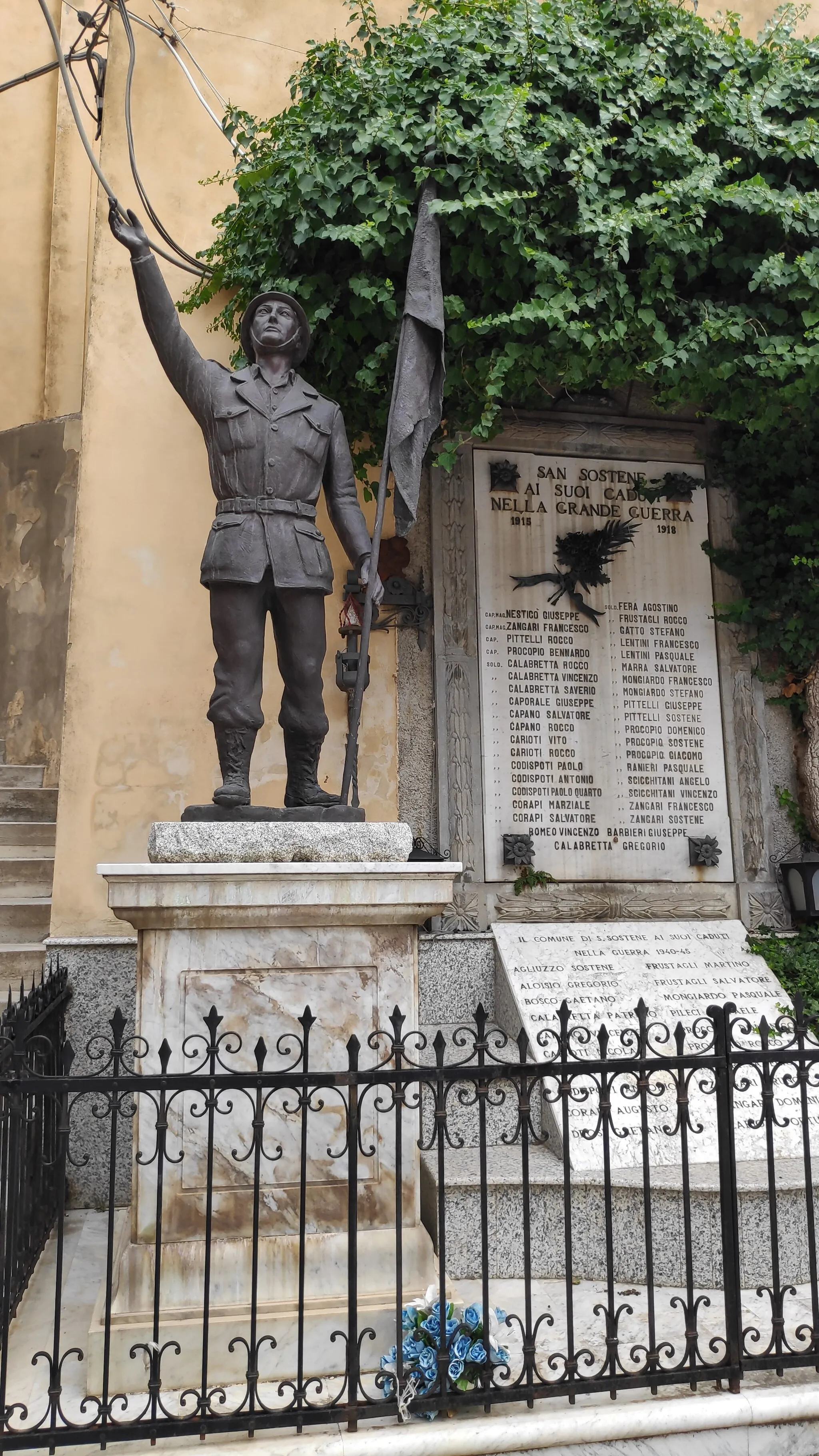 Photo showing: Monumento ai caduti di San Sostene (agosto 2021)