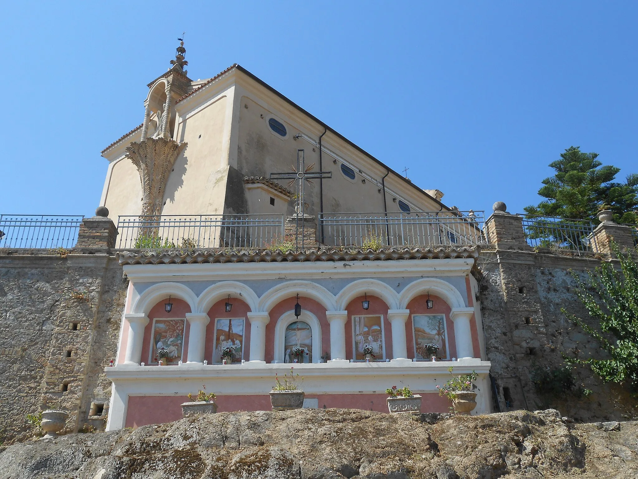 Photo showing: Sant'Andrea Apostolo dello Ionio, chiesa di Sant'Andrea Apostolo, retro