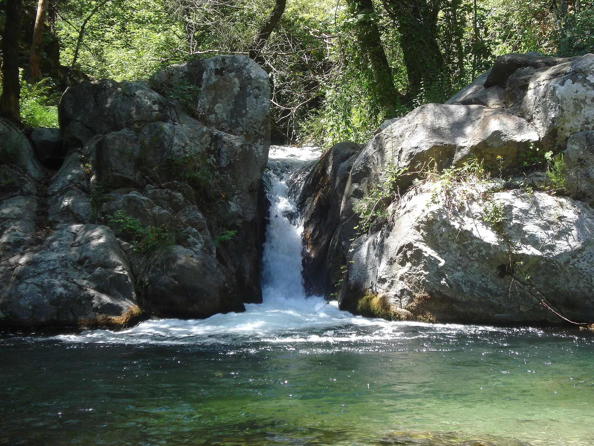 Photo showing: Una dei numerosi salti e cascatelle lungo il fiume Crocchio, nell'area di Valli Cupe