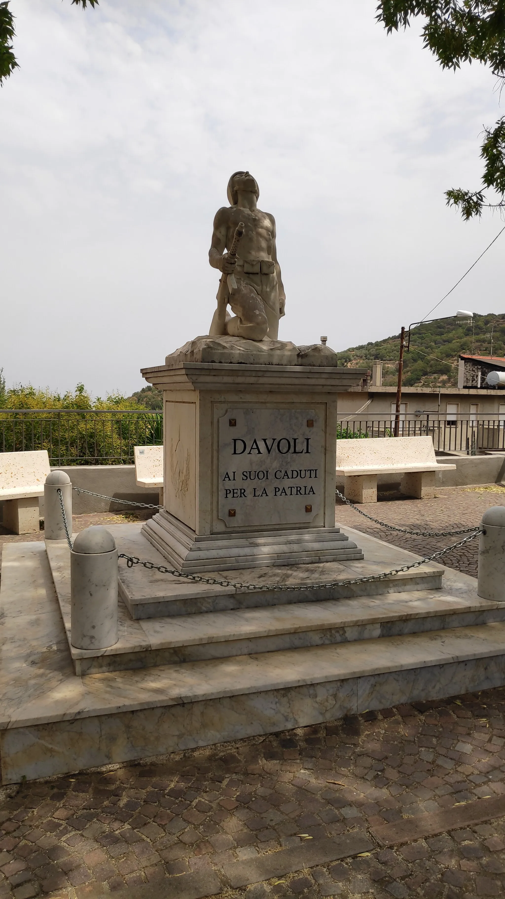 Photo showing: Monumento ai caduti di Davoli - fronte (agosto 2021)