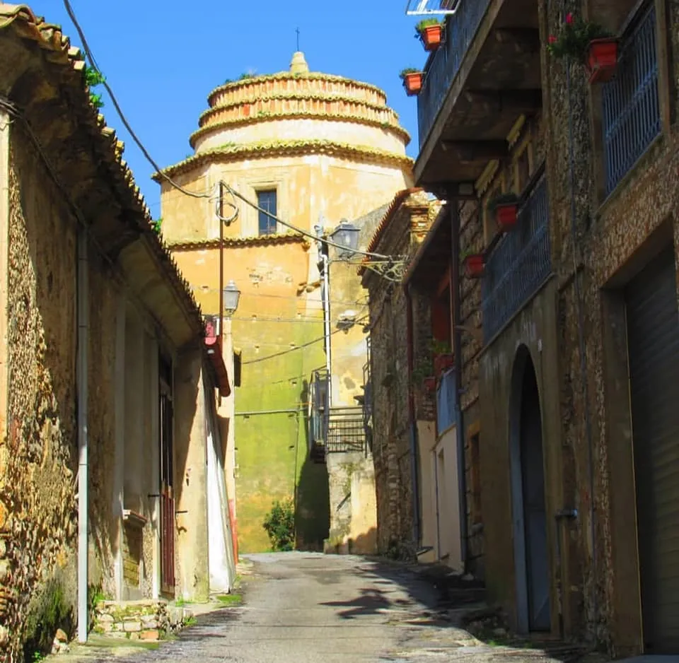 Photo showing: Scorcio del centro storico di Cropani. In fondo la Chiesa di San Giovanni