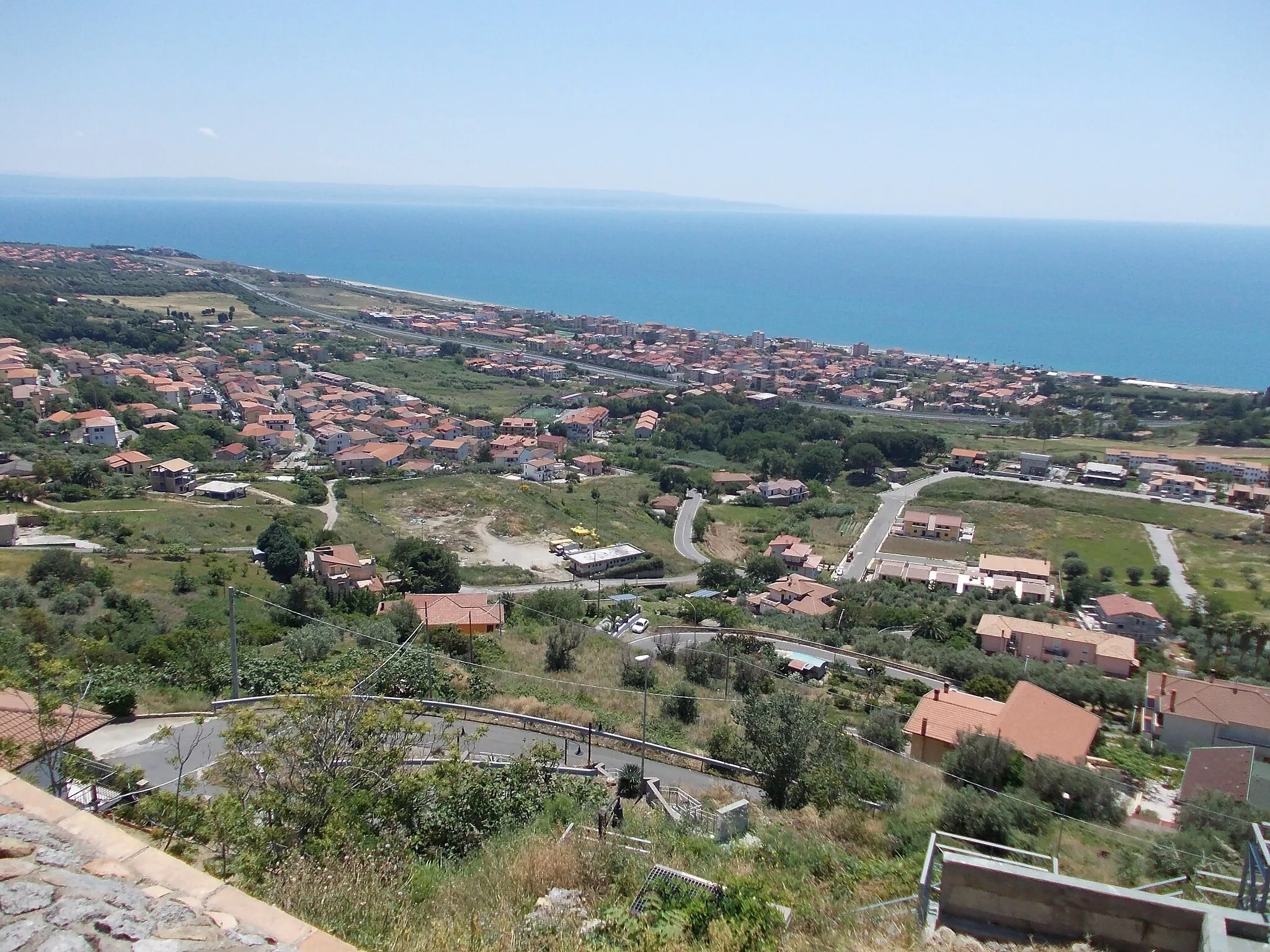 Photo showing: Panorama di Falerna visto da Castiglione Marittimo (fraz. di Falerna)