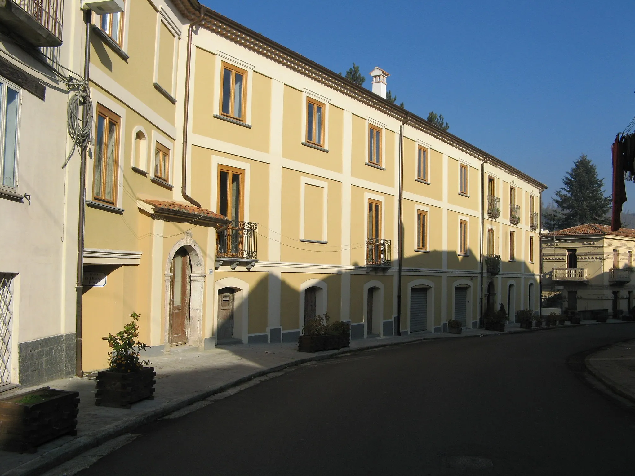 Photo showing: Soveria Mannelli: Scorcio del Centro storico (quartiere "Porta Piana"; arco di Donna Rosa; Palazzo Caligiuri)