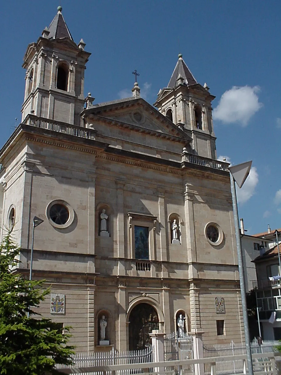 Photo showing: Acri, Basilica dedicata al Beato Angelo d'Acri XIX secolo, veduta della faccita centrale, e del portone in bronzo decorato.