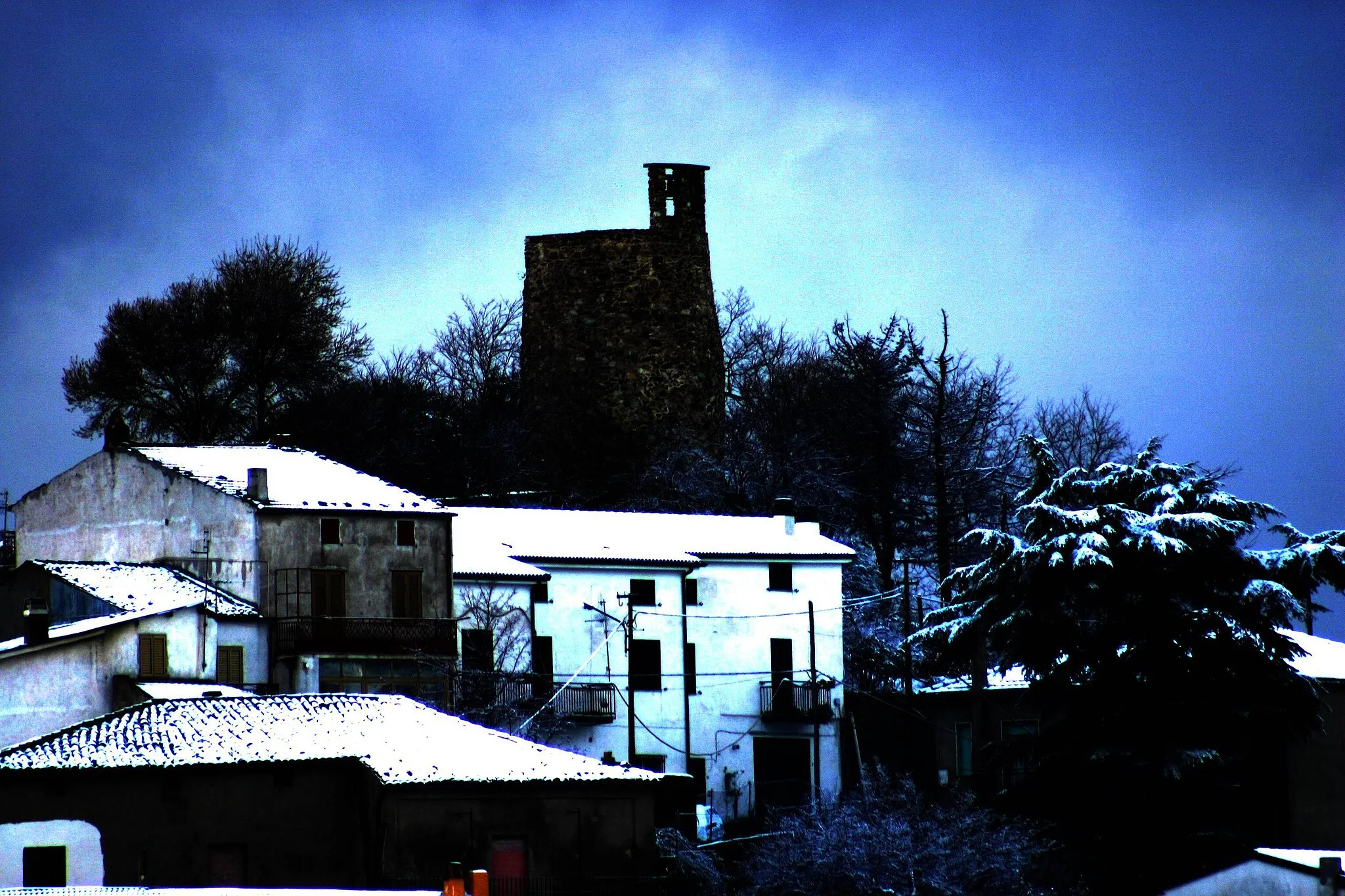 Photo showing: Foto notturna di una della delle torri del l'antico Castello di Acri di probabile epoca bruzia detto (Rocca dei Bruzi)