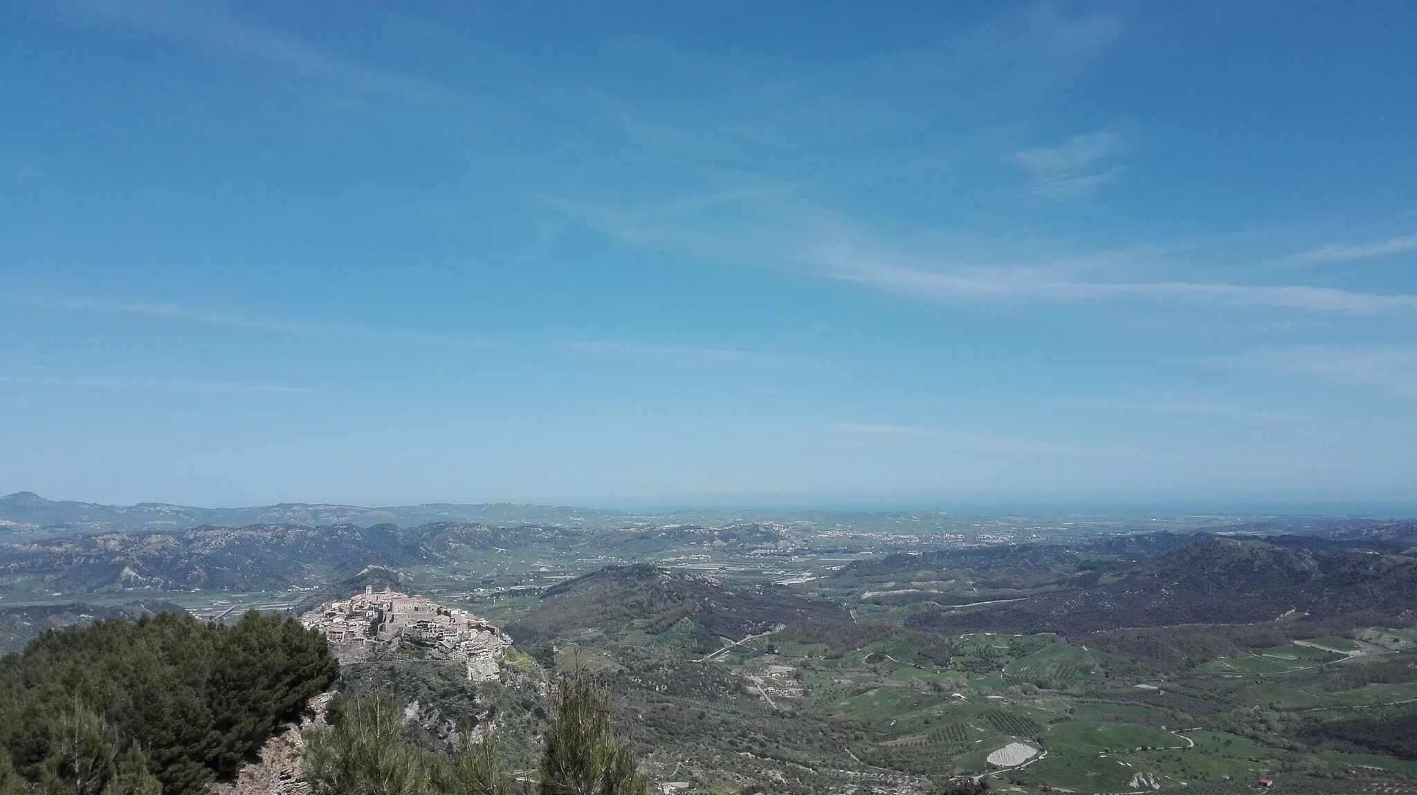 Photo showing: Uno scatto di Altilia e dell'alto Marchesato crotonese effettuato dalla sommità di Monte Fuscaldo