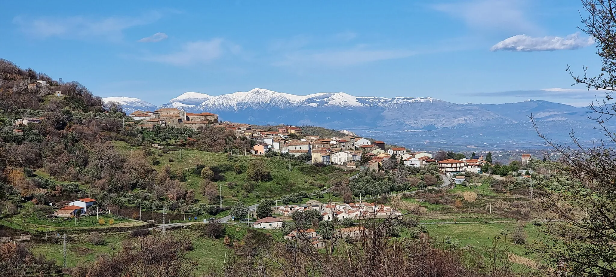 Photo showing: Panorama frazione di San Giacomo di Cerzeto (CS) sullo sfondo il it:Pollino