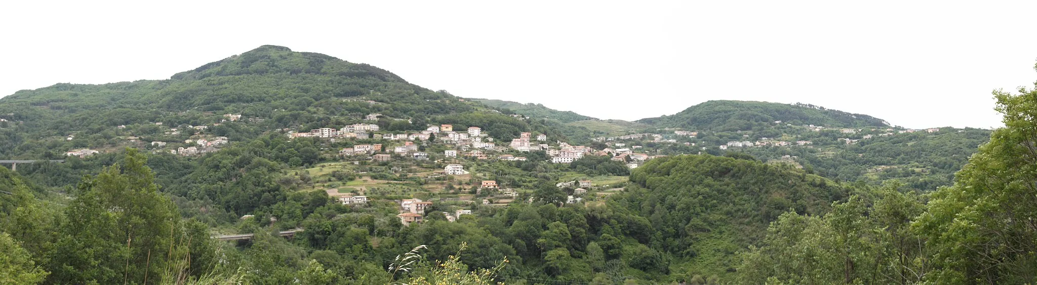 Photo showing: Panorama paesaggistico di Lago (Italia)