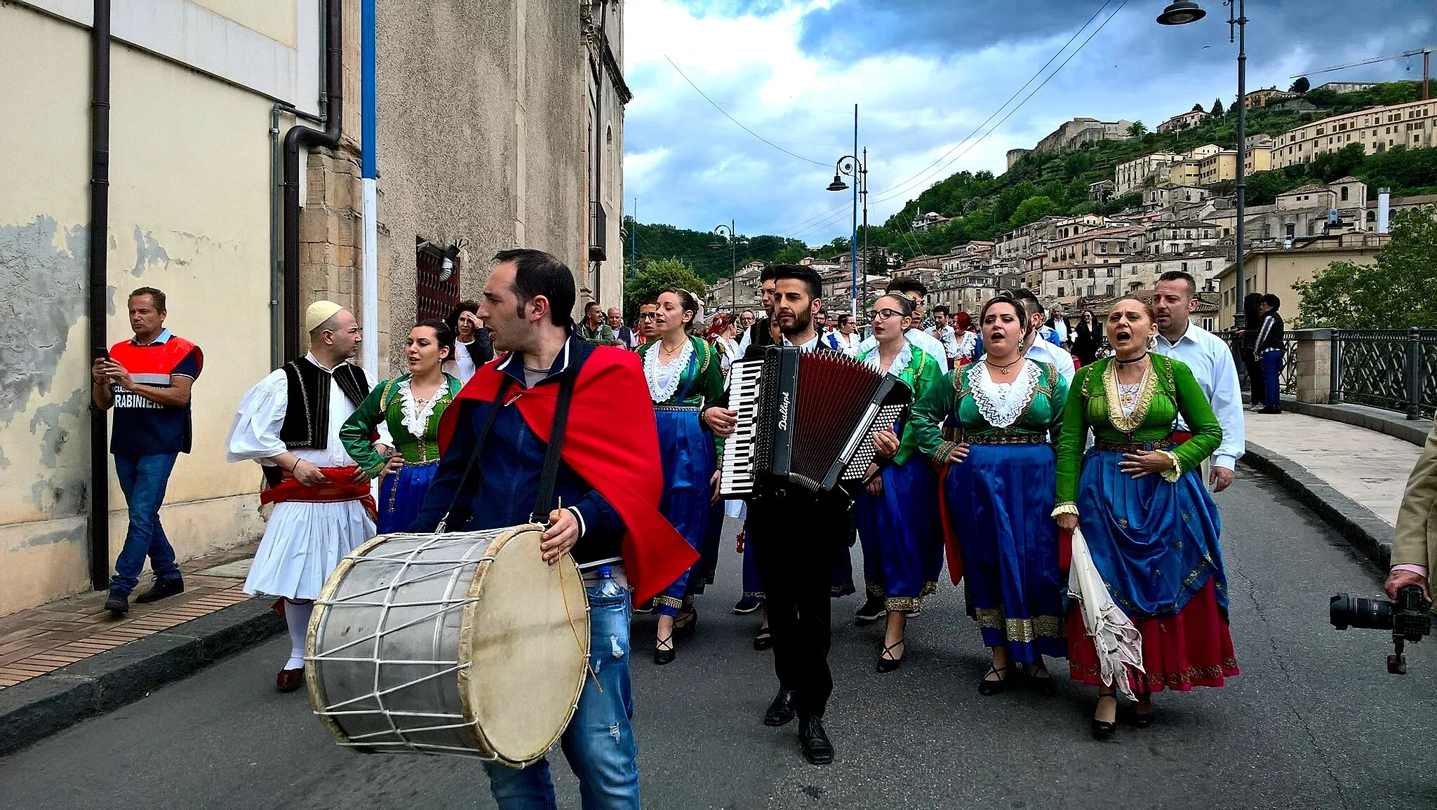 Photo showing: Arbëreshë costume from  San Benedetto Ullano, Cosenza, Calabria during the Bukuria Arbëreshë in Cosenza, Calabria 2017