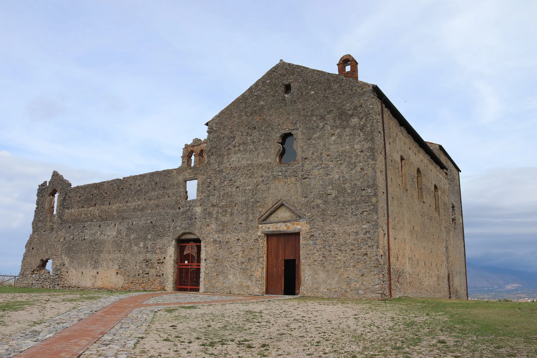 Photo showing: l convento dei Minimi di Cirella, già noto con il nome di “Convento di San Francesco di Paola” fu edificato nel 1545 con annessa chiesa della Madonna della Grazie.