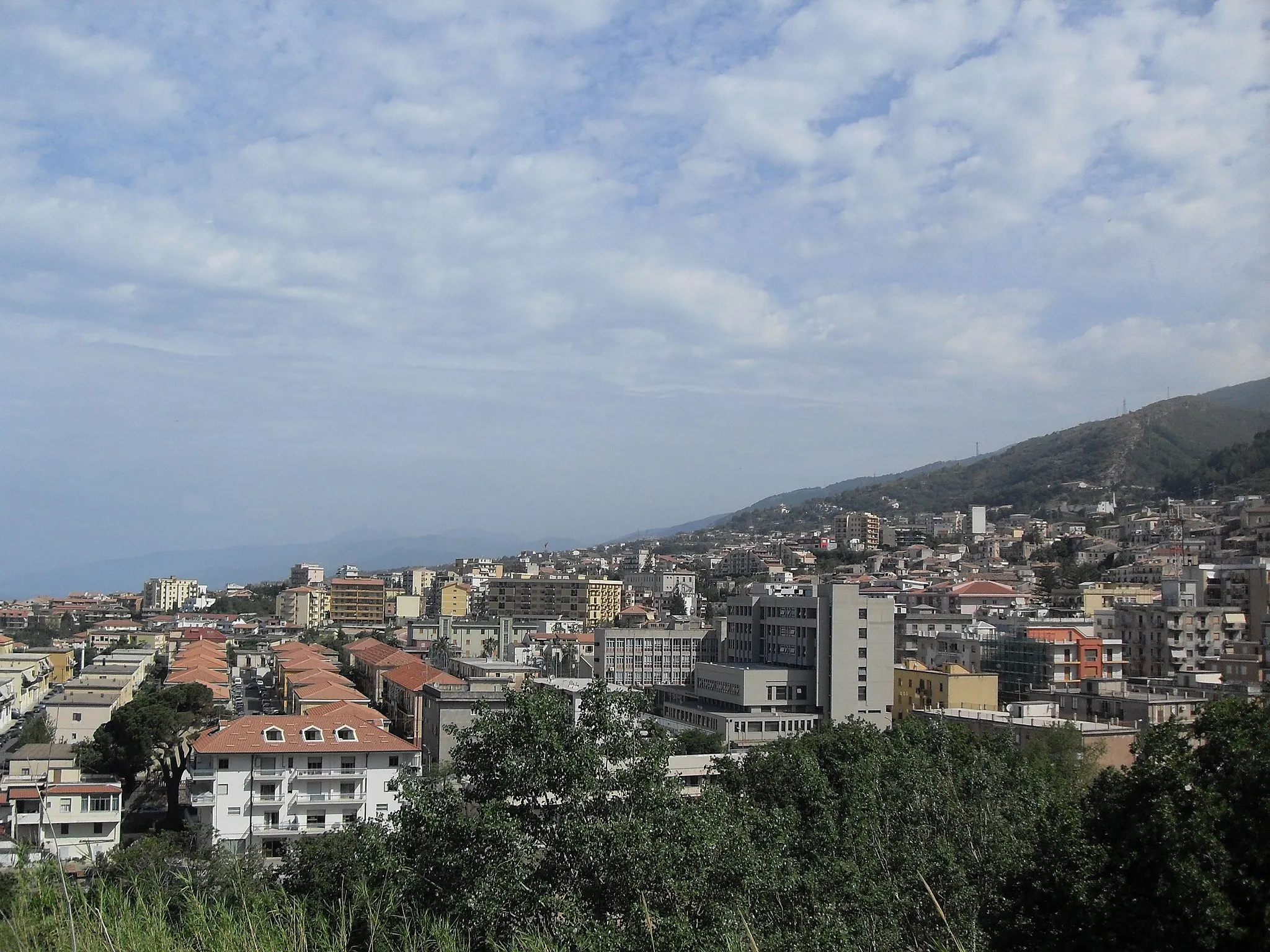 Photo showing: Io Luigi Salvatore Vadacchino, rilascio l'immagine Panorama_di_Paola,_Calabria_(Italia)2.JPG sotto licenza cc-by-sa 3.0 di cui sono l'autore a Wikimedia Italia, l'Immagine raffigura il Panorama della Cittadina calabrese di Paola, nonché mia città natale, provvederò io stesso a caricarla su commons, distintissimi saluti--Lodewijk Vadacchino (msg) 13:20, 14 mag 2010 (CEST)