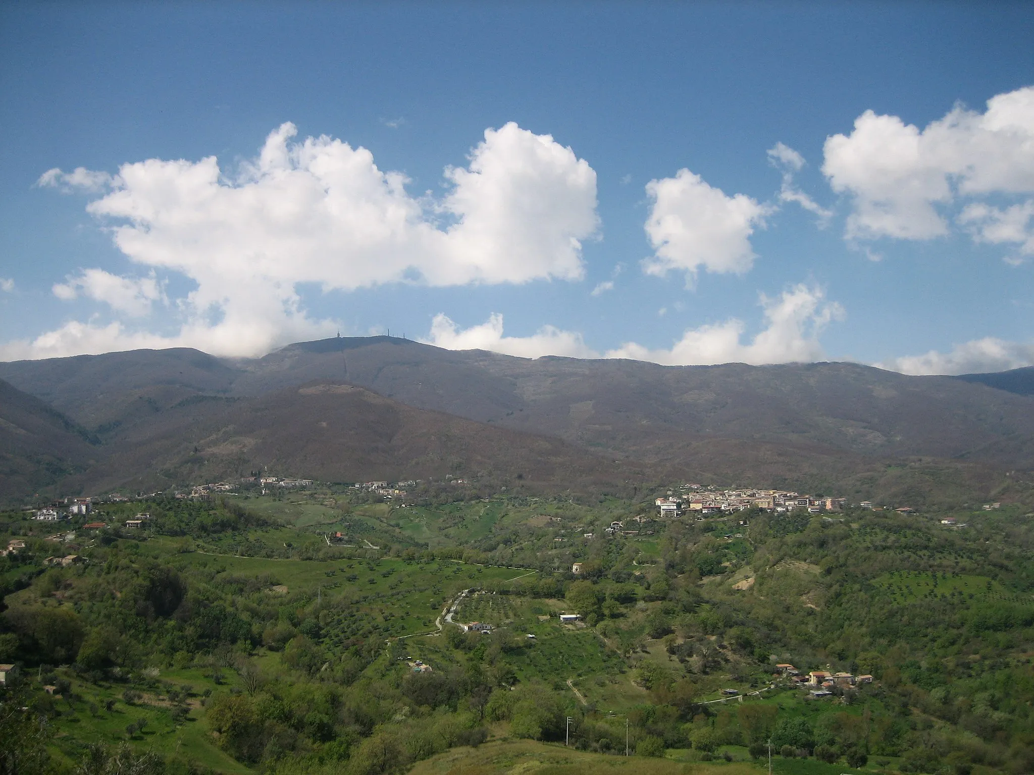 Photo showing: Vaccarizzo visto da Montalto. Sullo sfondo la catena costiera, oltre la quale c´é la cittá di Paola.