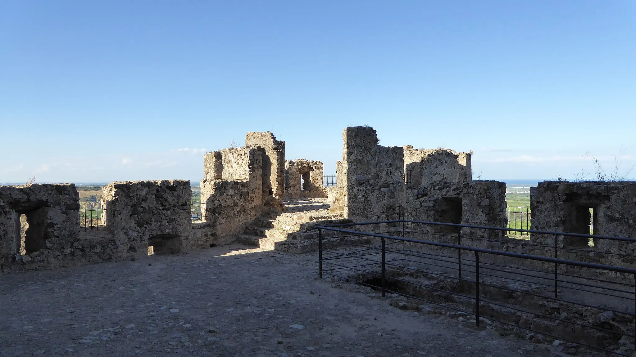 Photo showing: The from the imperator Friedrich II constructed castle Rocca Imperiale. The view from inside the castel.