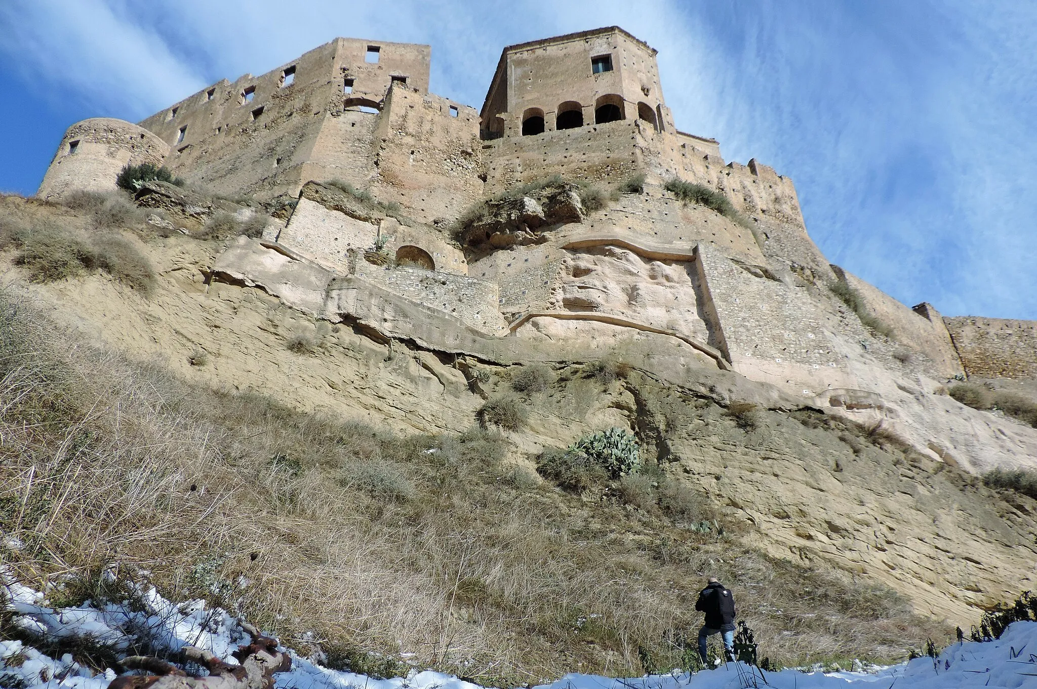 Photo showing: lato scosceso sud del castello svevo Rocca imperiale