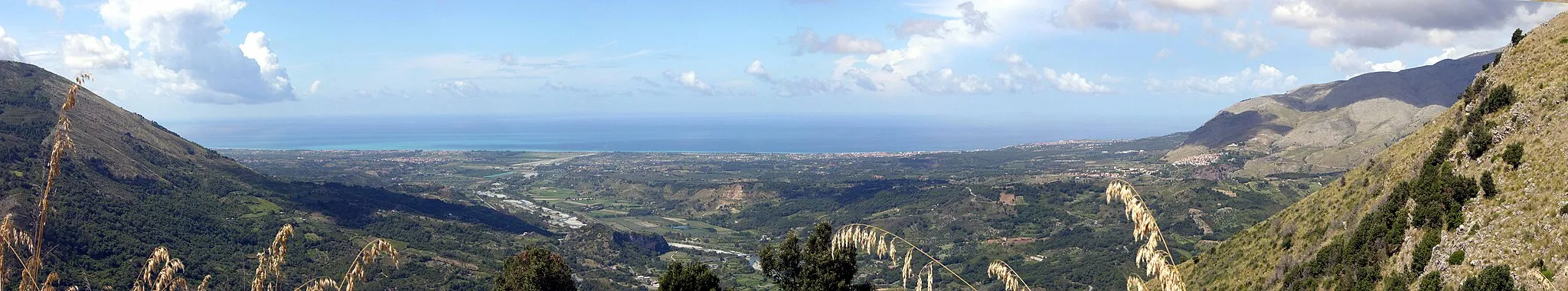 Photo showing: Scalea im Sommer 2006 - Panoramabild aus Sicht von Orsomarso, Fraktion Scorpani