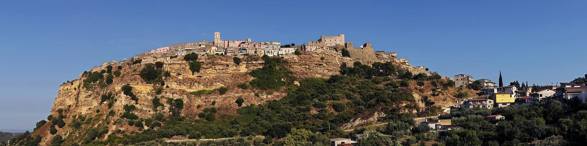 Photo showing: Panoramic image of Santa Severina village, Calabria, Italy.