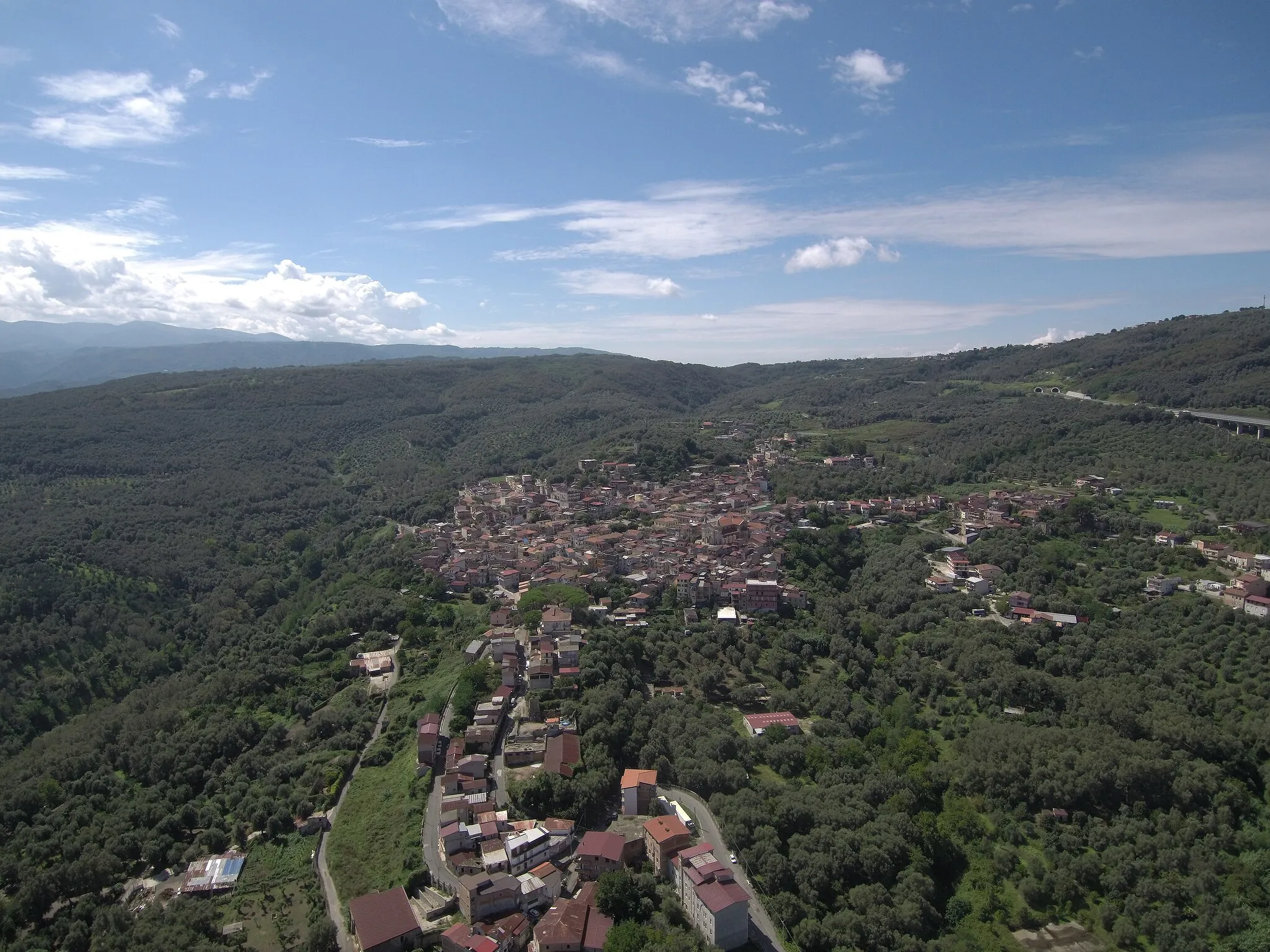 Photo showing: Shooting with drone of the city of Seminara. The recovery was made from the village of Sant'Antonio. The lower part of the city.