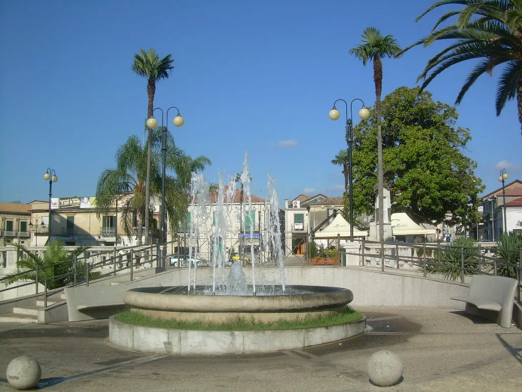 Photo showing: Piazza Italia, con in primo piano la fontana, a Taurianova (RC).