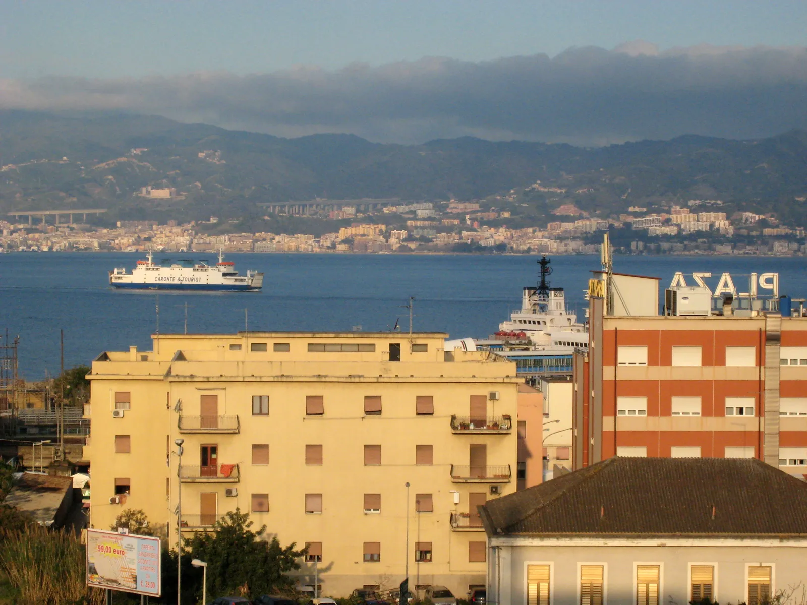 Photo showing: Strait of Messina and Messina (Sicily), seen from Villa San Giovanni.