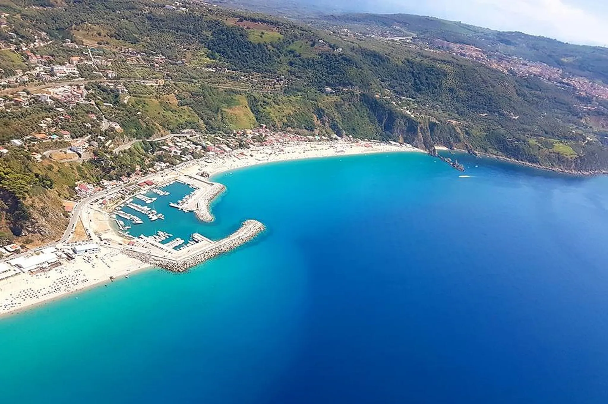 Photo showing: Il lungomare della Tonnara di Palmi e il porto turistico.