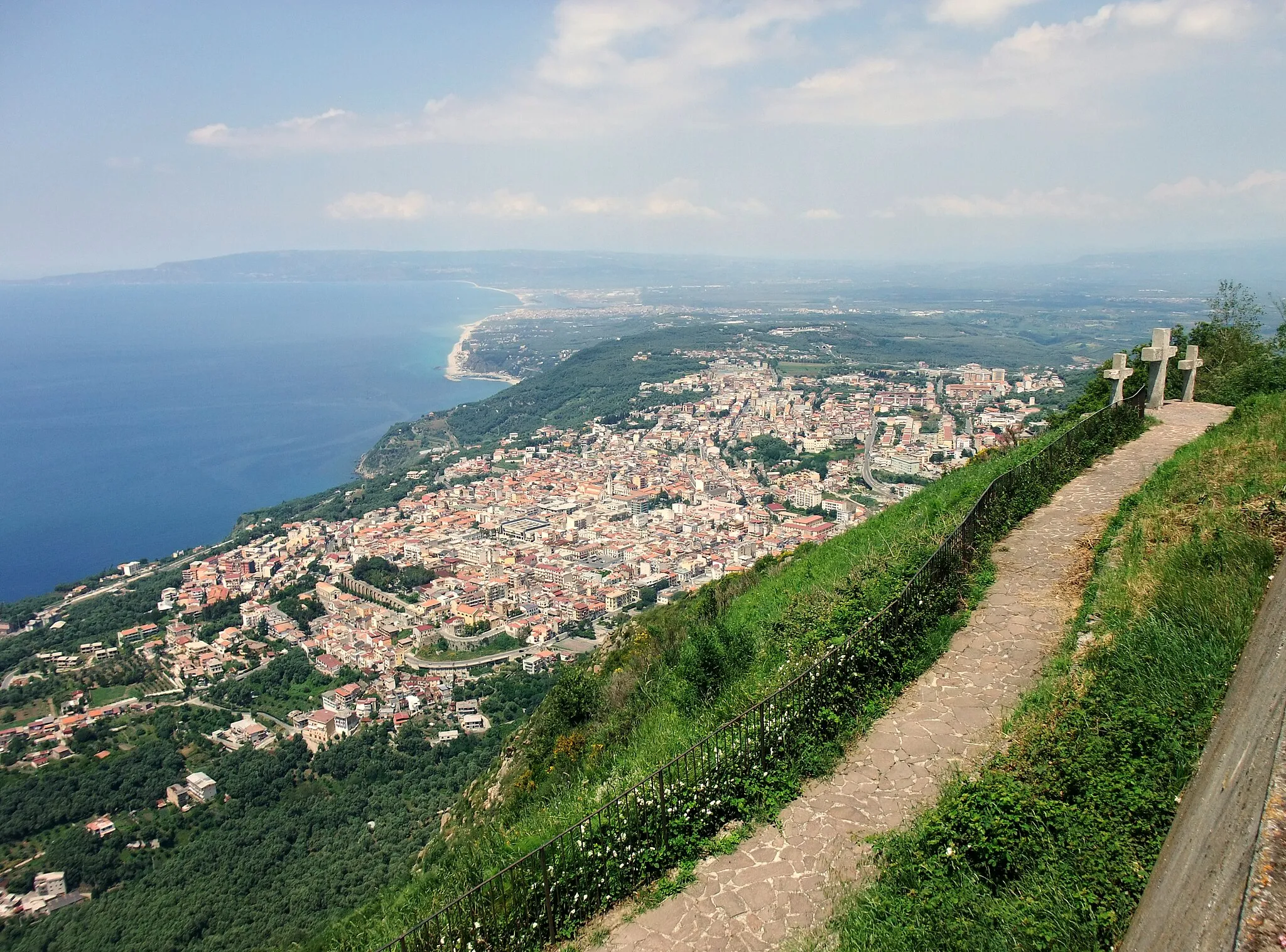 Photo showing: Calabria is the southernmost region of the Italian peninsula. Peak of Monte Sant'Elia (575 m), view on Palmi.