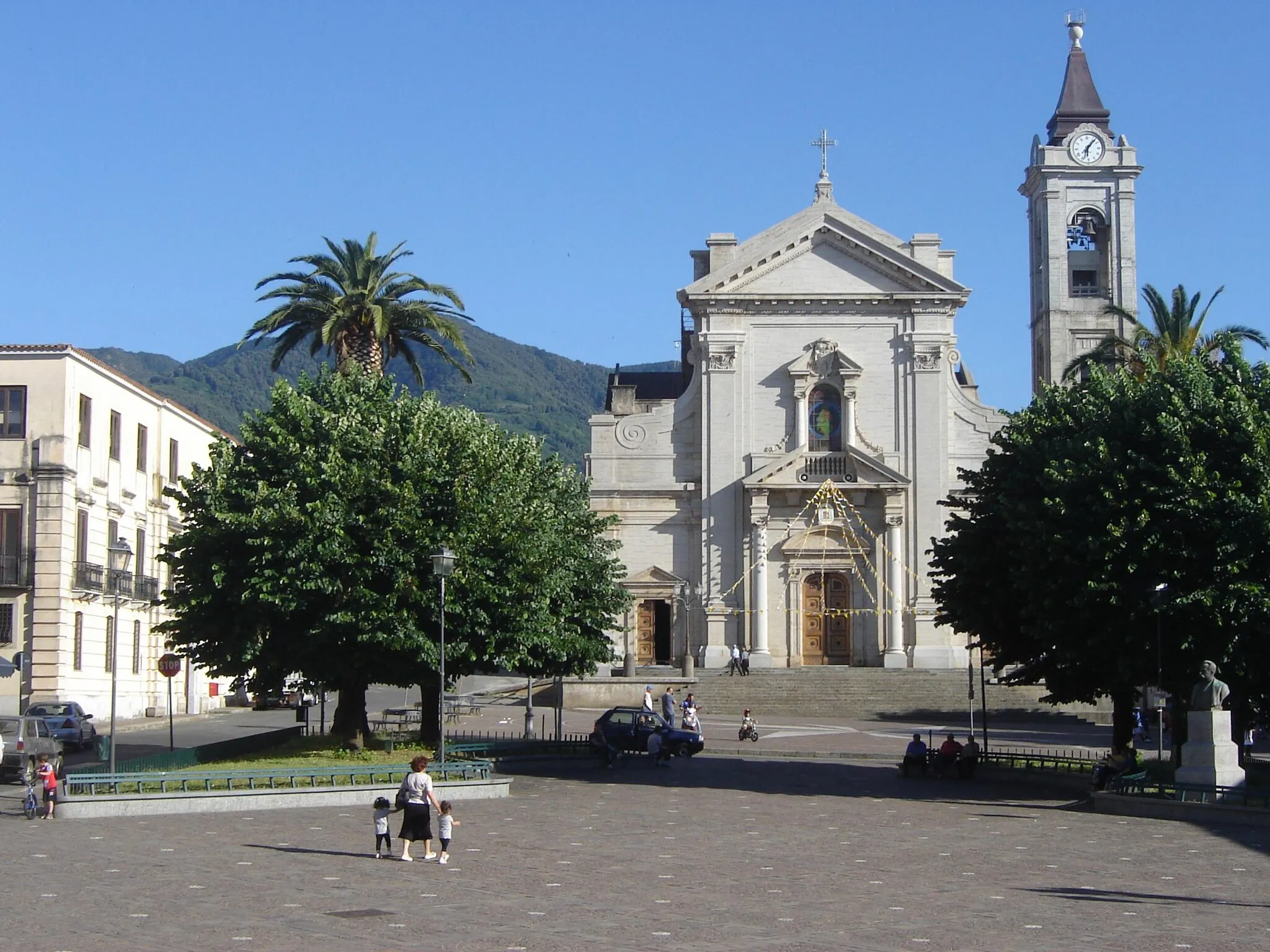 Photo showing: Prospetto della facciata della Cattedrale di Oppido Mametina foto scattata da piazza Umberto primo