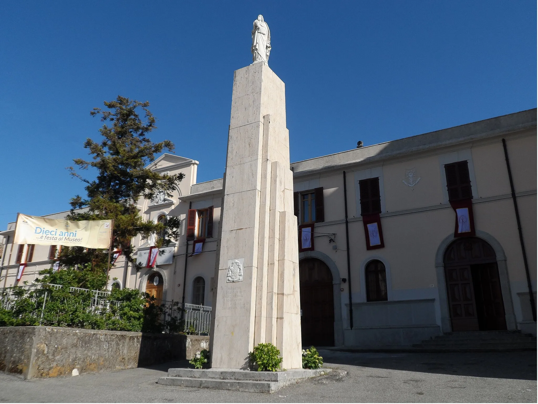Photo showing: Oppido Mamertina, Monumento della Madonna Regina del Mondo