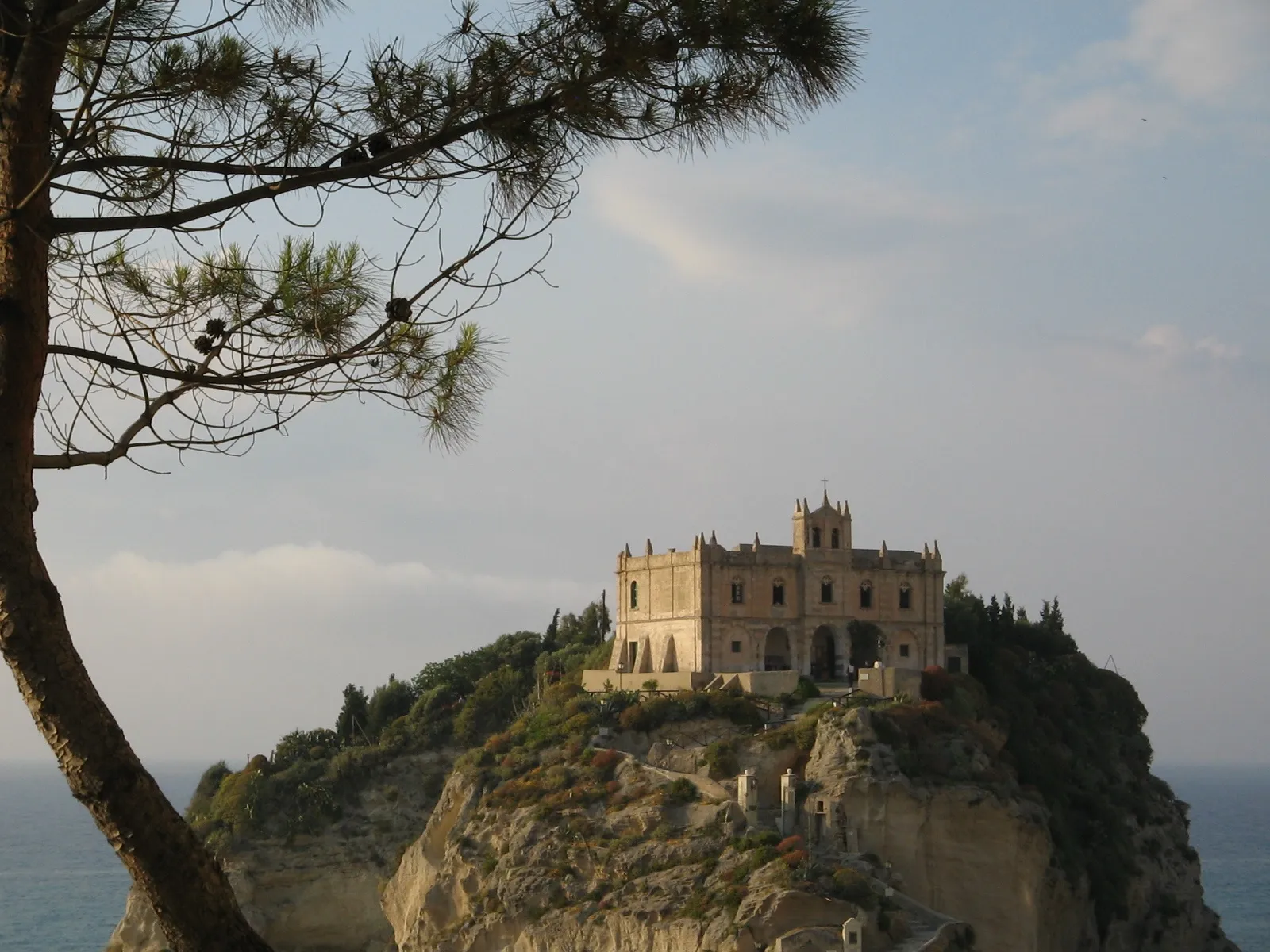 Photo showing: The church of Santa Maria dell'Isola in Tropea, Calabria, Italy