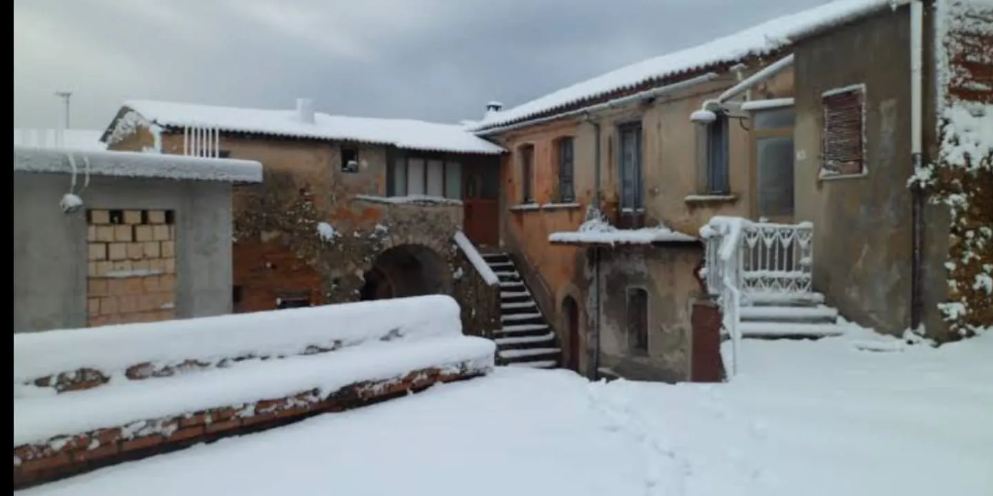 Photo showing: Piazza San Nicola a Jonadi, pizzeria L'Arco con la neve
